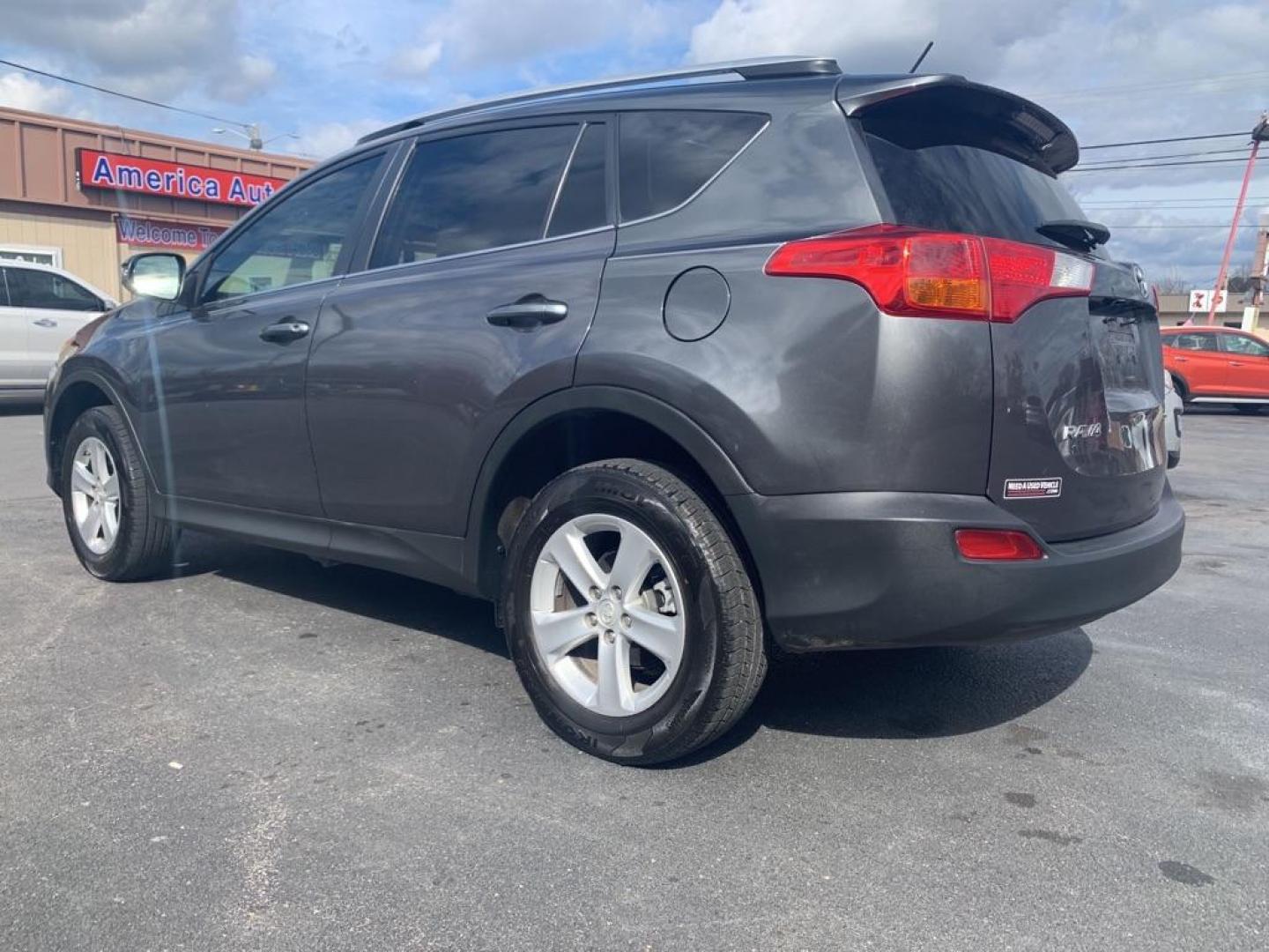 2013 GRAY TOYOTA RAV4 XLE (2T3WFREV3DW) with an 2.5L engine, Automatic transmission, located at 2514 Williamson Rd NE, Roanoke, VA, 24012, (540) 265-7770, 37.294636, -79.936249 - NO CREDIT CHECK FINANCING WITH ONLY $2500 DOWN PAYMENT!!!! Check out our website www.needausedvehicle.com for our No Credit Check/ In House Financing options!! No Credit Check Available!!! In House Financing Available!!! All Clean Title Vehicles (no Salvaged or flooded vehicles ever on our lot)! - Photo#1