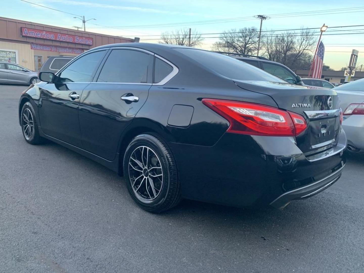 2016 BLACK NISSAN ALTIMA 2.5 (1N4AL3AP6GN) with an 2.5L engine, Continuously Variable transmission, located at 2514 Williamson Rd NE, Roanoke, VA, 24012, (540) 265-7770, 37.294636, -79.936249 - Photo#3