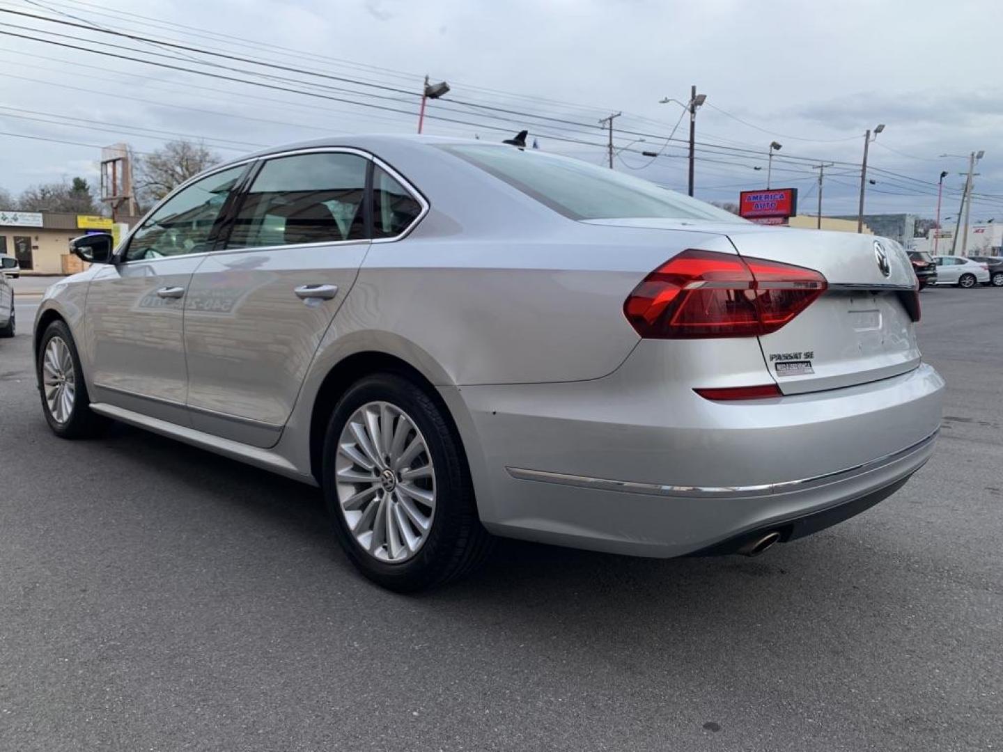 2017 SILVER VOLKSWAGEN PASSAT SE (1VWBT7A32HC) with an 1.8L engine, Automatic transmission, located at 2514 Williamson Rd NE, Roanoke, VA, 24012, (540) 265-7770, 37.294636, -79.936249 - Photo#3