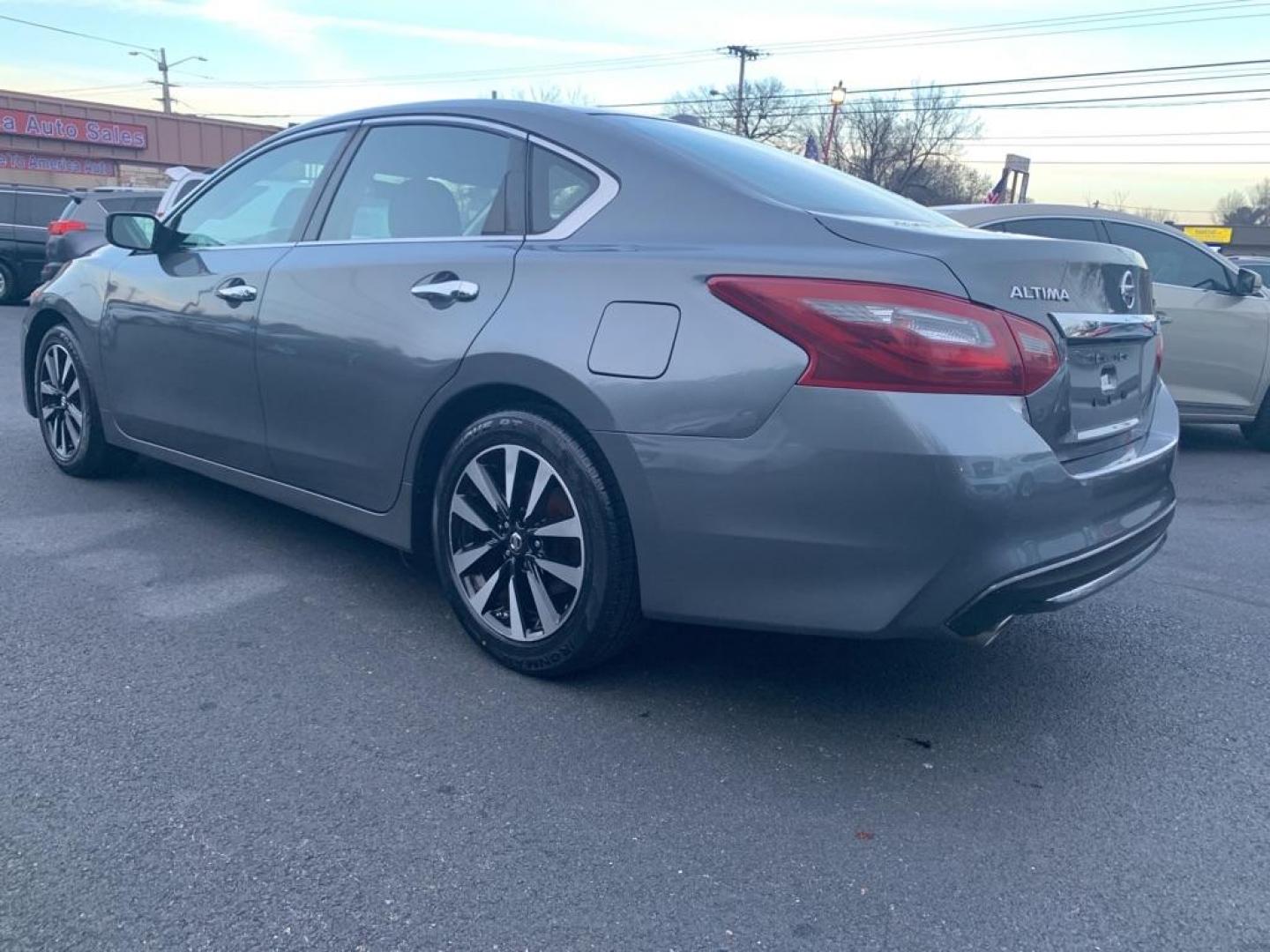 2018 GRAY NISSAN ALTIMA 2.5 SV (1N4AL3AP8JC) with an 2.5L engine, Continuously Variable transmission, located at 2514 Williamson Rd NE, Roanoke, VA, 24012, (540) 265-7770, 37.294636, -79.936249 - Photo#3