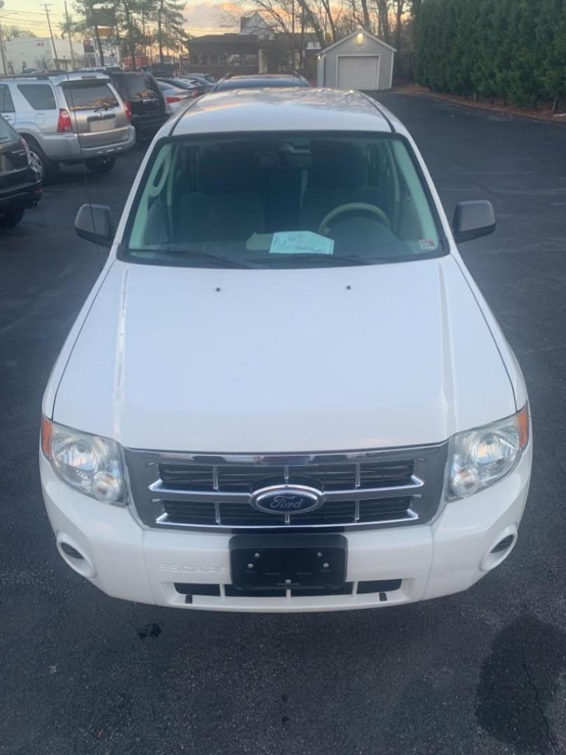 2012 WHITE FORD ESCAPE XLS (1FMCU0C74CK) with an 2.5L engine, Automatic transmission, located at 2514 Williamson Rd NE, Roanoke, VA, 24012, (540) 265-7770, 37.294636, -79.936249 - Photo#2