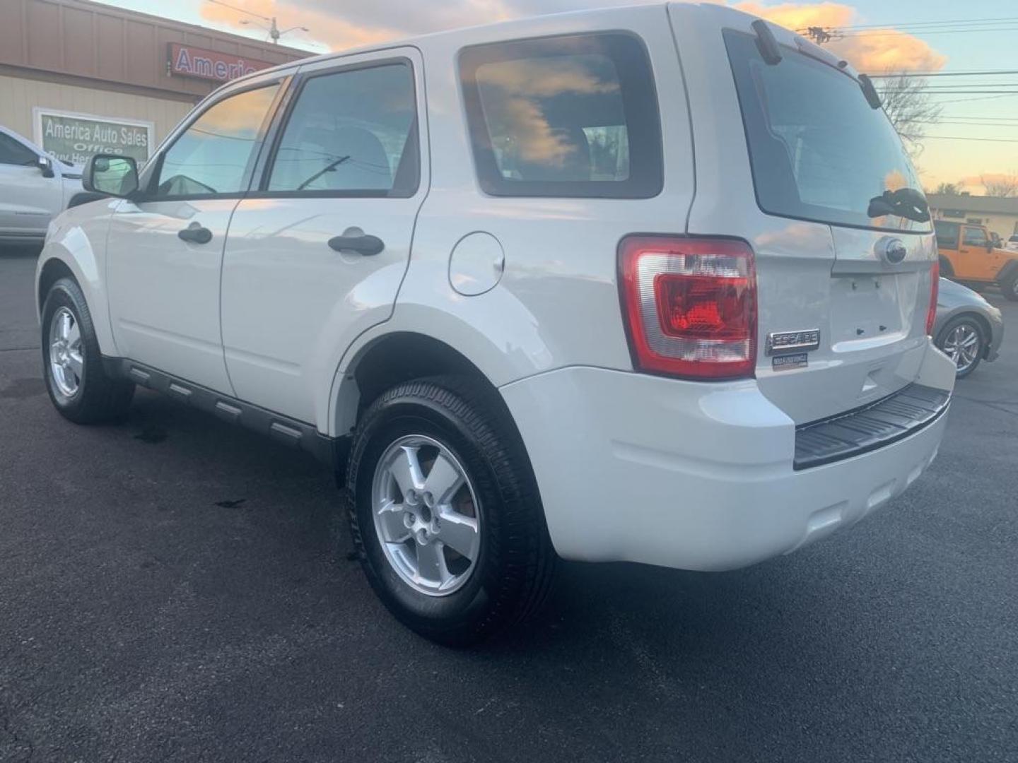 2012 WHITE FORD ESCAPE XLS (1FMCU0C74CK) with an 2.5L engine, Automatic transmission, located at 2514 Williamson Rd NE, Roanoke, VA, 24012, (540) 265-7770, 37.294636, -79.936249 - Photo#3