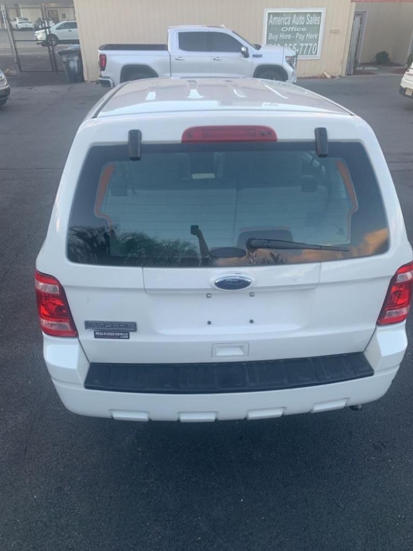 2012 WHITE FORD ESCAPE XLS (1FMCU0C74CK) with an 2.5L engine, Automatic transmission, located at 2514 Williamson Rd NE, Roanoke, VA, 24012, (540) 265-7770, 37.294636, -79.936249 - Photo#4