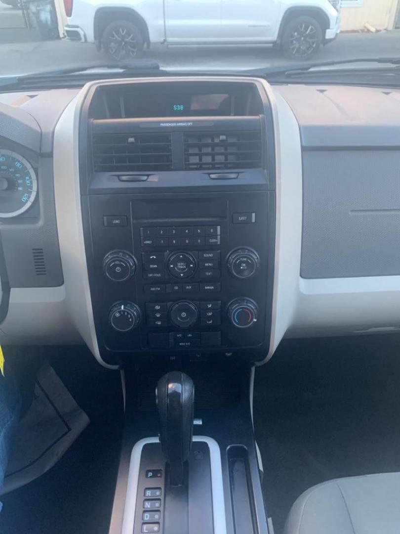 2012 WHITE FORD ESCAPE XLS (1FMCU0C74CK) with an 2.5L engine, Automatic transmission, located at 2514 Williamson Rd NE, Roanoke, VA, 24012, (540) 265-7770, 37.294636, -79.936249 - Photo#9