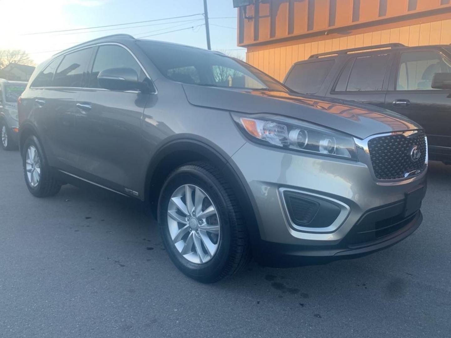 2017 GRAY KIA SORENTO LX (5XYPGDA59HG) with an 3.3L engine, Automatic transmission, located at 2514 Williamson Rd NE, Roanoke, VA, 24012, (540) 265-7770, 37.294636, -79.936249 - Photo#1