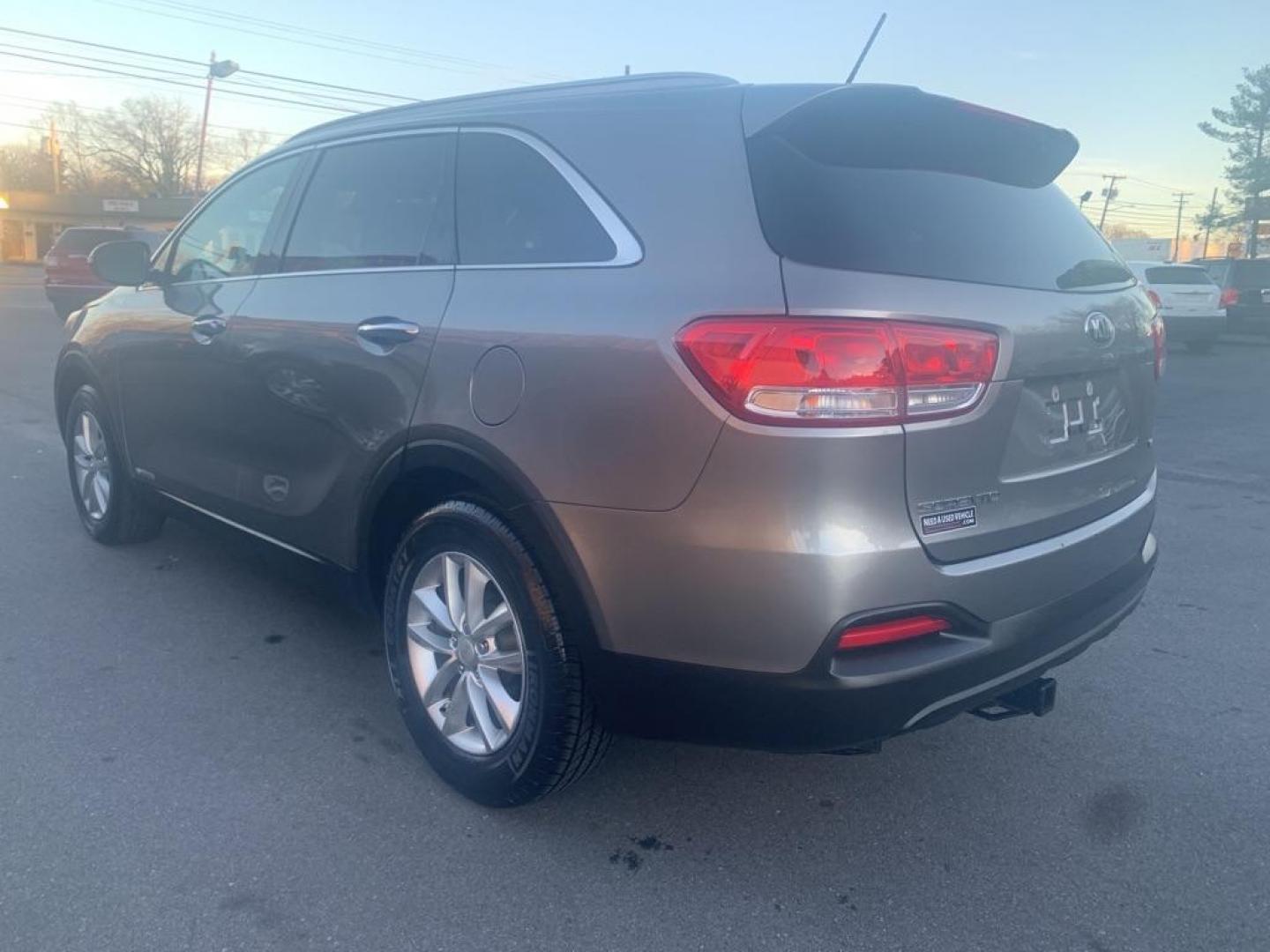 2017 GRAY KIA SORENTO LX (5XYPGDA59HG) with an 3.3L engine, Automatic transmission, located at 2514 Williamson Rd NE, Roanoke, VA, 24012, (540) 265-7770, 37.294636, -79.936249 - Photo#3