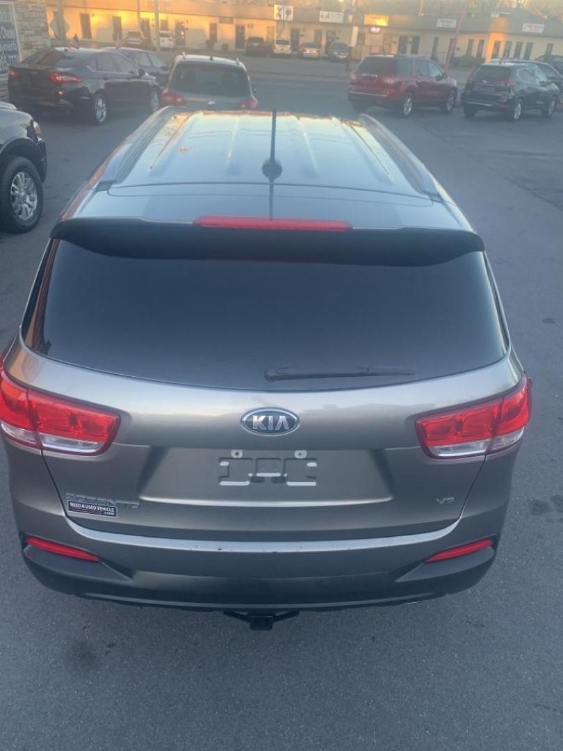 2017 GRAY KIA SORENTO LX (5XYPGDA59HG) with an 3.3L engine, Automatic transmission, located at 2514 Williamson Rd NE, Roanoke, VA, 24012, (540) 265-7770, 37.294636, -79.936249 - Photo#4