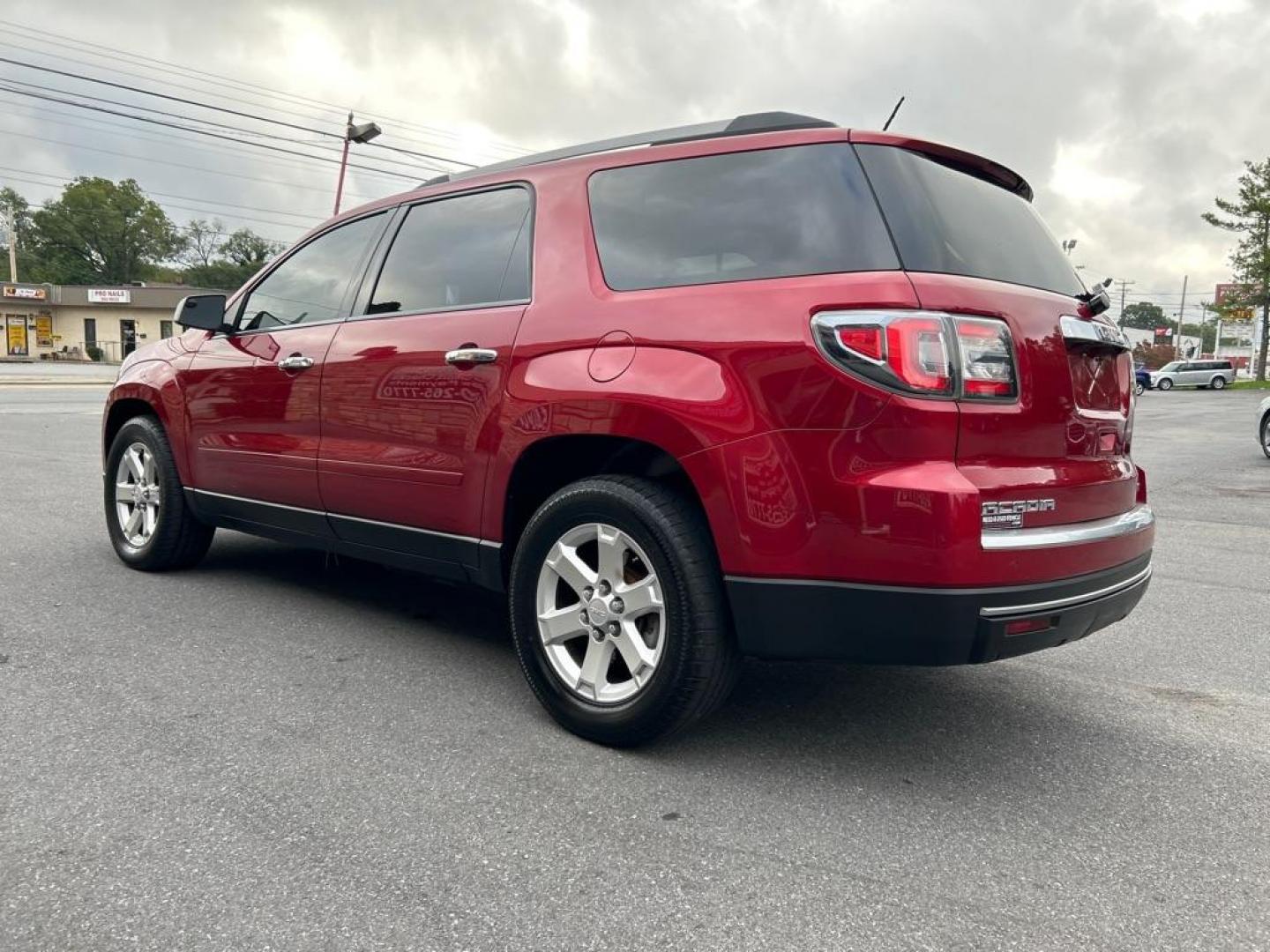 2014 RED GMC ACADIA SLE (1GKKVPKD8EJ) with an 3.6L engine, Automatic transmission, located at 2514 Williamson Rd NE, Roanoke, VA, 24012, (540) 265-7770, 37.294636, -79.936249 - Photo#2