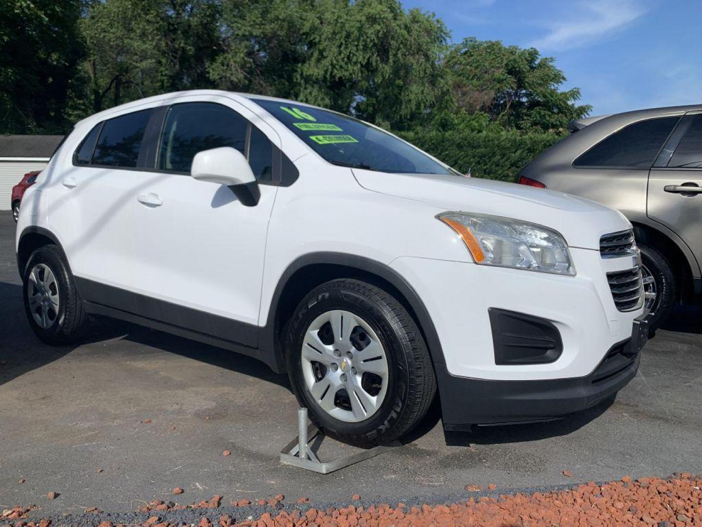 2016 WHITE CHEVROLET TRAX LS (3GNCJKSB9GL) with an 1.4L engine, Automatic transmission, located at 2514 Williamson Rd NE, Roanoke, VA, 24012, (540) 265-7770, 37.294636, -79.936249 - NO CREDIT CHECK FINANCING WITH ONLY $2300 DOWN PAYMENT!!!! Check out our website www.needausedvehicle.com for our No Credit Check/ In House Financing options!! No Credit Check Available!!! In House Financing Available!!! All Clean Title Vehicles (no Salvaged or flooded vehicles ever on our lot)! - Photo#0