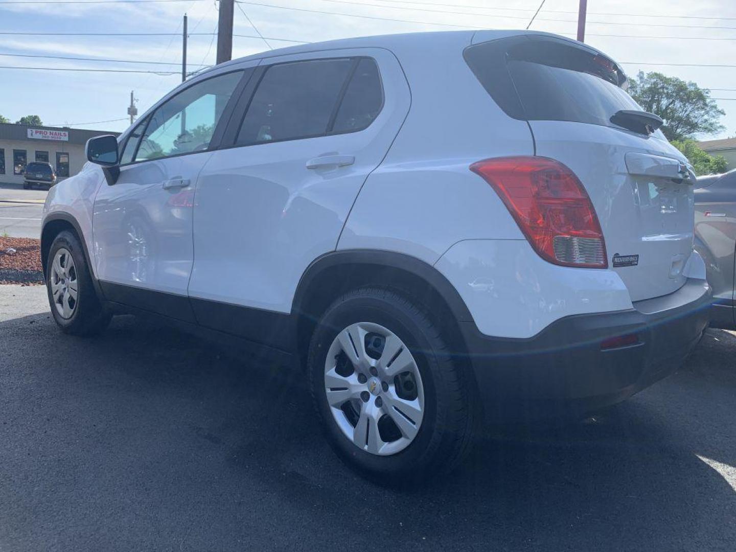 2016 WHITE CHEVROLET TRAX LS (3GNCJKSB9GL) with an 1.4L engine, Automatic transmission, located at 2514 Williamson Rd NE, Roanoke, VA, 24012, (540) 265-7770, 37.294636, -79.936249 - NO CREDIT CHECK FINANCING WITH ONLY $2300 DOWN PAYMENT!!!! Check out our website www.needausedvehicle.com for our No Credit Check/ In House Financing options!! No Credit Check Available!!! In House Financing Available!!! All Clean Title Vehicles (no Salvaged or flooded vehicles ever on our lot)! - Photo#1