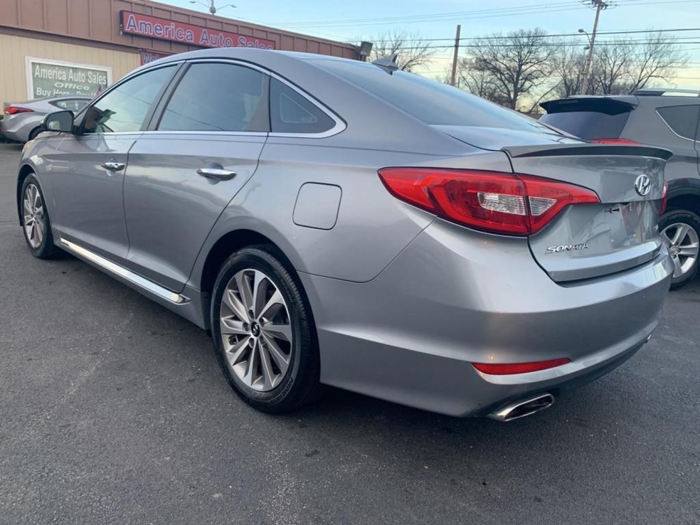 2015 GRAY HYUNDAI SONATA SPORT (5NPE34AF0FH) with an 2.4L engine, Automatic transmission, located at 2514 Williamson Rd NE, Roanoke, VA, 24012, (540) 265-7770, 37.294636, -79.936249 - Photo#3