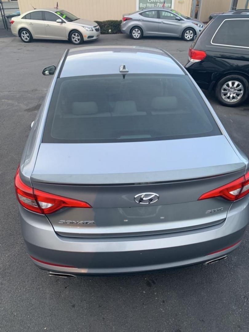 2015 GRAY HYUNDAI SONATA SPORT (5NPE34AF0FH) with an 2.4L engine, Automatic transmission, located at 2514 Williamson Rd NE, Roanoke, VA, 24012, (540) 265-7770, 37.294636, -79.936249 - Photo#4