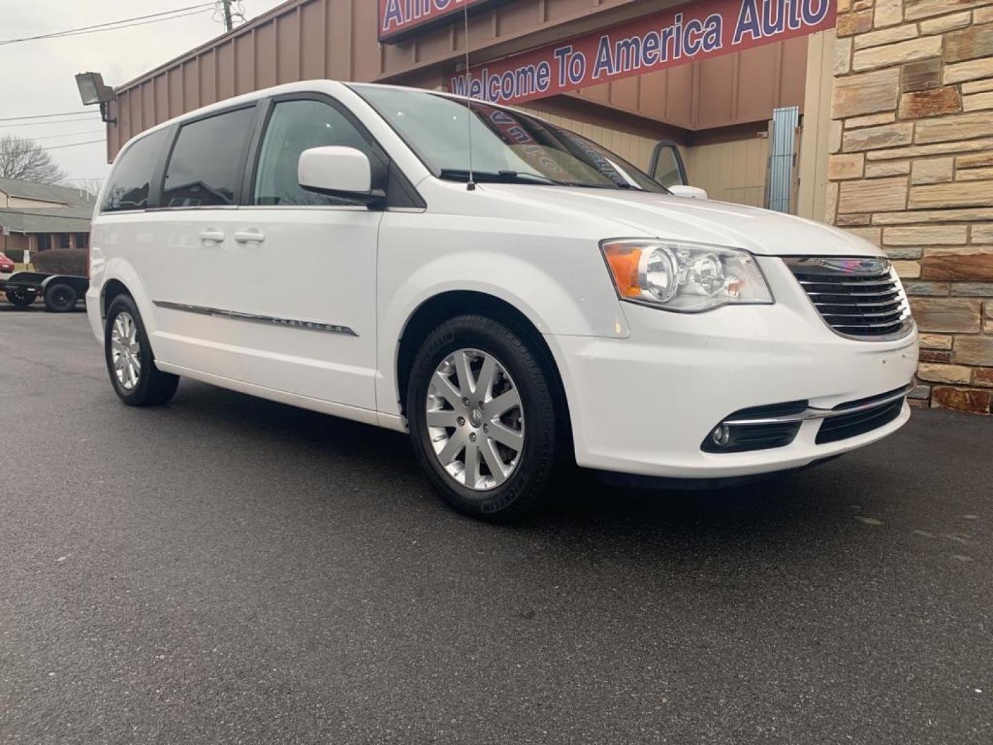 2015 WHITE CHRYSLER TOWN and COUNTRY TOURING (2C4RC1BG5FR) with an 3.6L engine, Automatic transmission, located at 2514 Williamson Rd NE, Roanoke, VA, 24012, (540) 265-7770, 37.294636, -79.936249 - NO CREDIT CHECK FINANCING WITH ONLY $2800 DOWN PAYMENT!!!! Check out our website www.needausedvehicle.com for our No Credit Check/ In House Financing options!! No Credit Check Available!!! In House Financing Available!!! All Clean Title Vehicles (no Salvaged or flooded vehicles ever on our lot)! - Photo#1