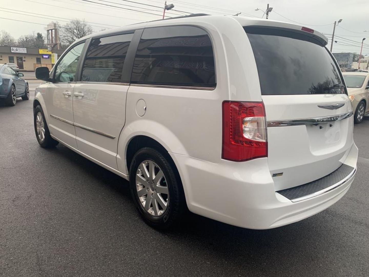 2015 WHITE CHRYSLER TOWN and COUNTRY TOURING (2C4RC1BG5FR) with an 3.6L engine, Automatic transmission, located at 2514 Williamson Rd NE, Roanoke, VA, 24012, (540) 265-7770, 37.294636, -79.936249 - NO CREDIT CHECK FINANCING WITH ONLY $2800 DOWN PAYMENT!!!! Check out our website www.needausedvehicle.com for our No Credit Check/ In House Financing options!! No Credit Check Available!!! In House Financing Available!!! All Clean Title Vehicles (no Salvaged or flooded vehicles ever on our lot)! - Photo#3