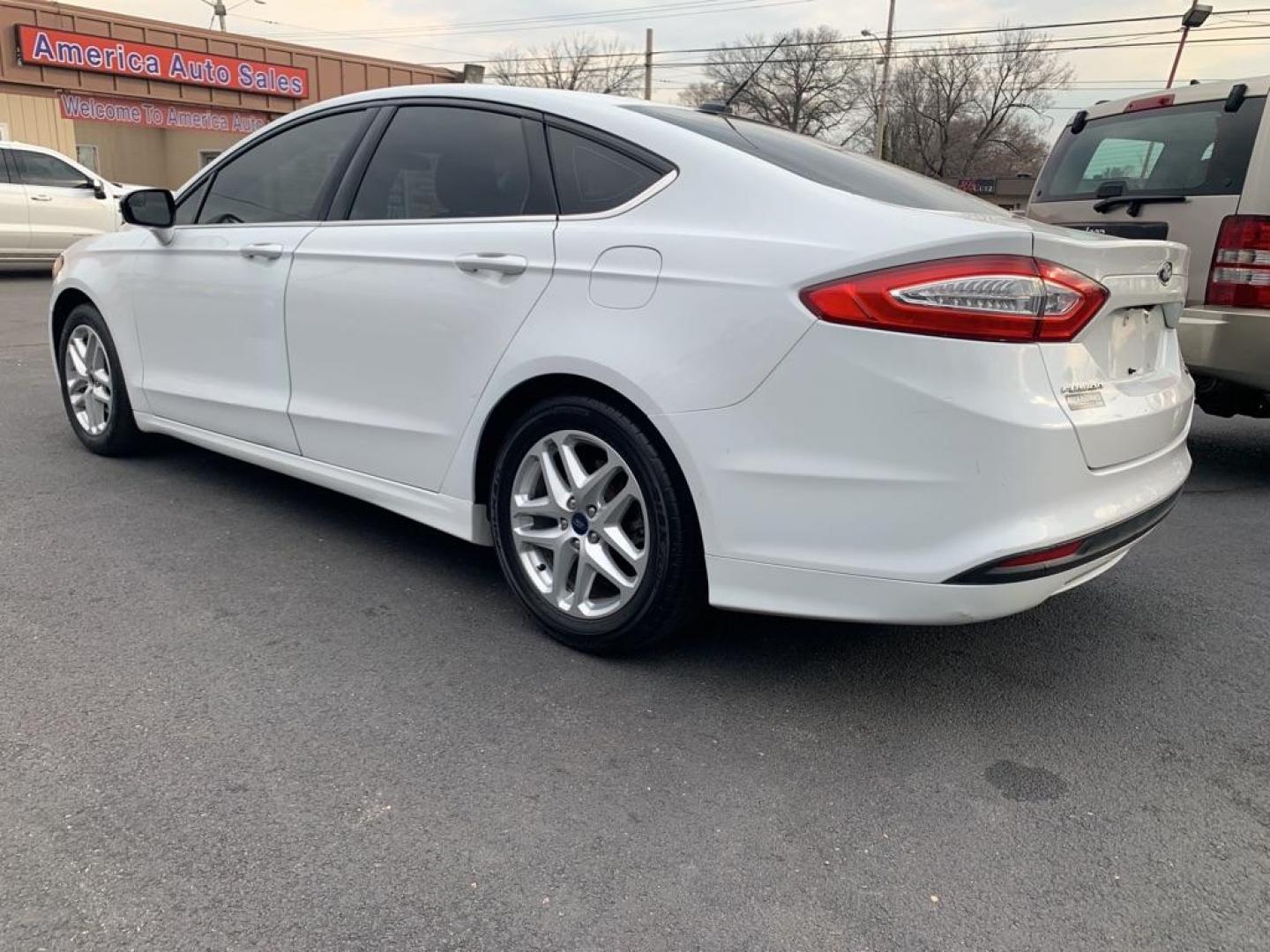 2016 WHITE FORD FUSION SE (1FA6P0HD8G5) with an 1.5L engine, Automatic transmission, located at 2514 Williamson Rd NE, Roanoke, VA, 24012, (540) 265-7770, 37.294636, -79.936249 - Photo#3