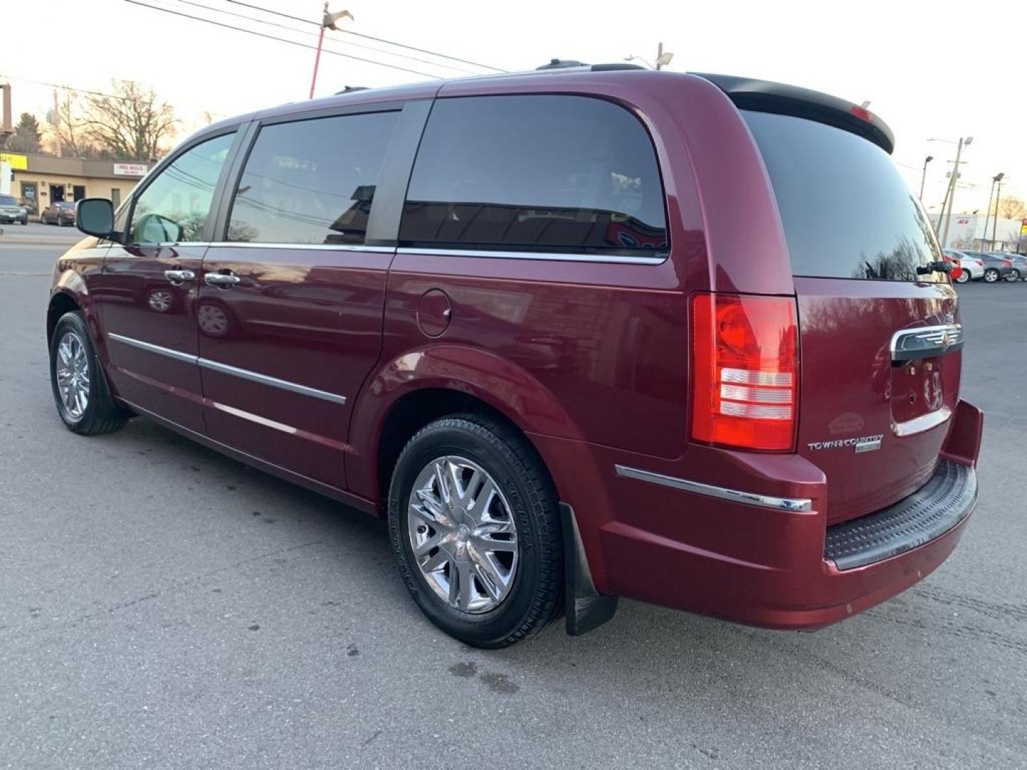 2008 RED CHRYSLER TOWN and COUNTRY LIMITED (2A8HR64X18R) with an 4.0L engine, Automatic transmission, located at 2514 Williamson Rd NE, Roanoke, VA, 24012, (540) 265-7770, 37.294636, -79.936249 - Photo#2