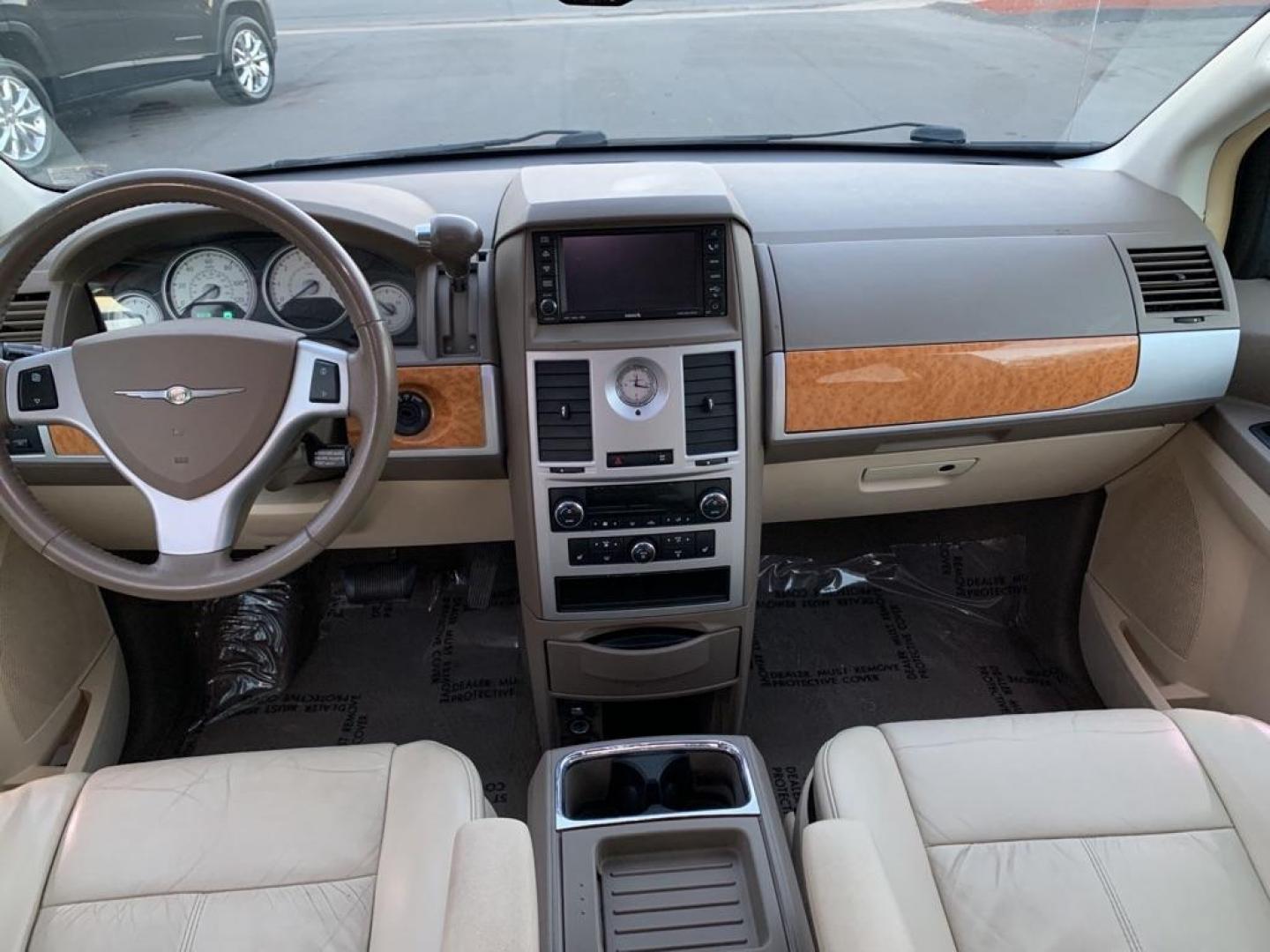 2008 RED CHRYSLER TOWN and COUNTRY LIMITED (2A8HR64X18R) with an 4.0L engine, Automatic transmission, located at 2514 Williamson Rd NE, Roanoke, VA, 24012, (540) 265-7770, 37.294636, -79.936249 - Photo#7