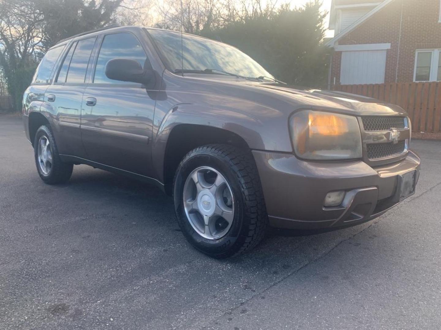 2008 GRAY CHEVROLET TRAILBLAZER LS (1GNDT13S482) with an 4.2L engine, Automatic transmission, located at 2514 Williamson Rd NE, Roanoke, VA, 24012, (540) 265-7770, 37.294636, -79.936249 - Photo#0