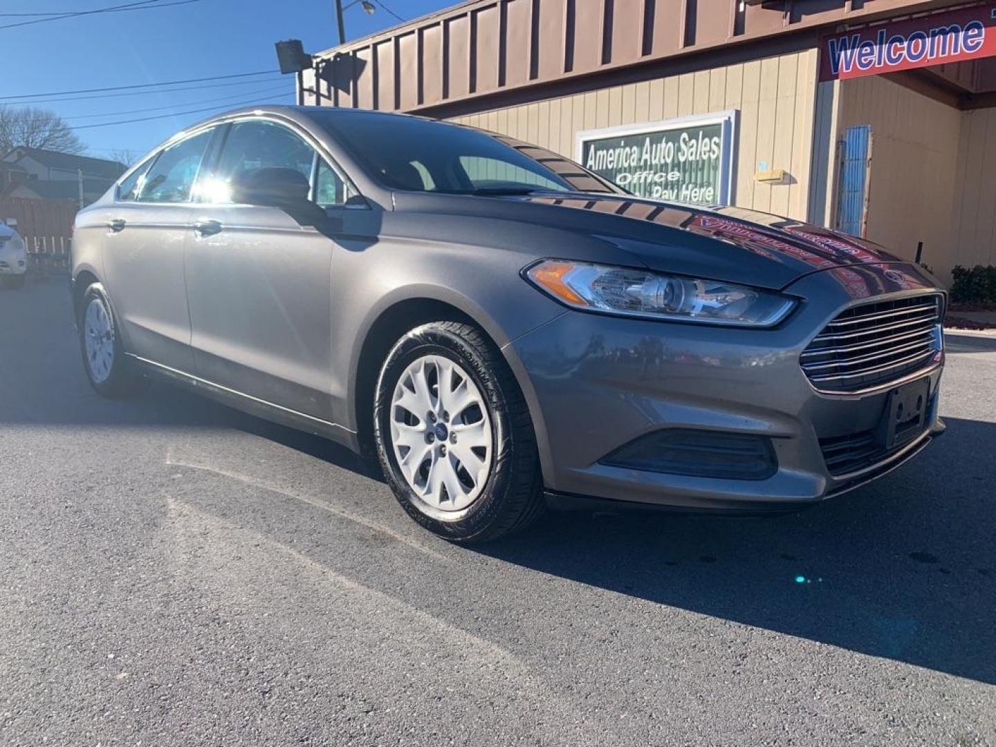 2013 GRAY FORD FUSION S (3FA6P0G75DR) with an 2.5L engine, Automatic transmission, located at 2514 Williamson Rd NE, Roanoke, VA, 24012, (540) 265-7770, 37.294636, -79.936249 - Photo#1