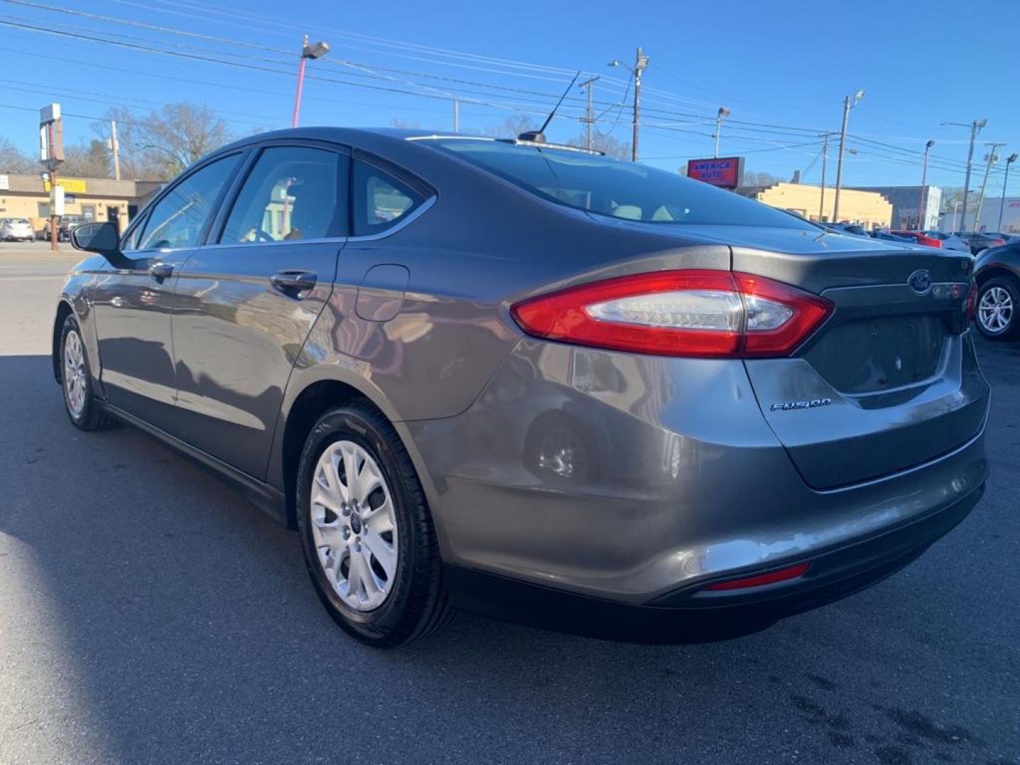 2013 GRAY FORD FUSION S (3FA6P0G75DR) with an 2.5L engine, Automatic transmission, located at 2514 Williamson Rd NE, Roanoke, VA, 24012, (540) 265-7770, 37.294636, -79.936249 - Photo#3