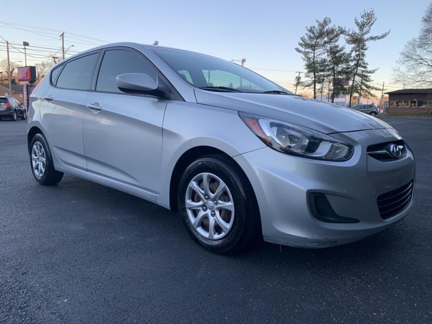 2014 SILVER HYUNDAI ACCENT GLS (KMHCT5AE1EU) with an 1.6L engine, Automatic transmission, located at 2514 Williamson Rd NE, Roanoke, VA, 24012, (540) 265-7770, 37.294636, -79.936249 - Photo#0