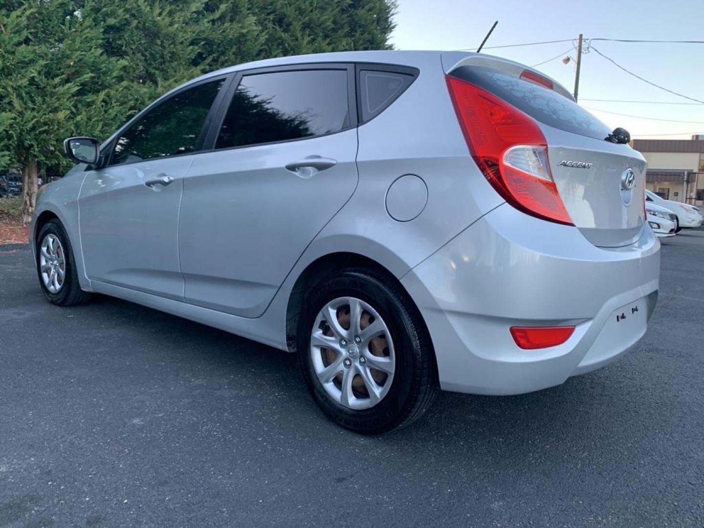 2014 SILVER HYUNDAI ACCENT GLS (KMHCT5AE1EU) with an 1.6L engine, Automatic transmission, located at 2514 Williamson Rd NE, Roanoke, VA, 24012, (540) 265-7770, 37.294636, -79.936249 - Photo#2