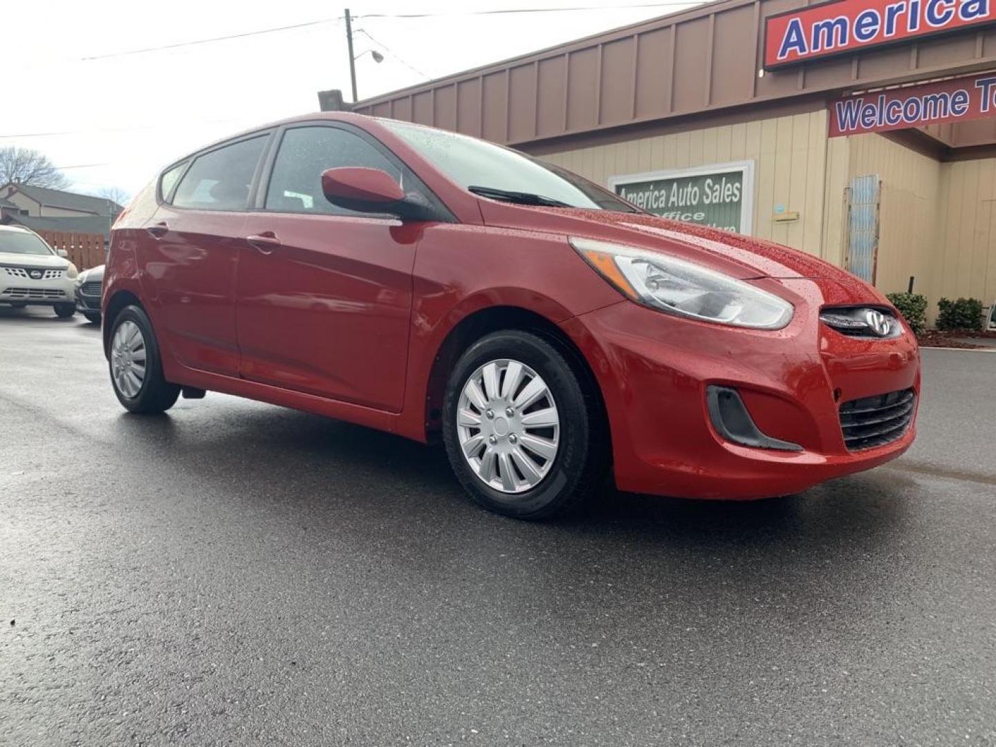 2016 RED HYUNDAI ACCENT SE (KMHCT5AE6GU) with an 1.6L engine, Automatic transmission, located at 2514 Williamson Rd NE, Roanoke, VA, 24012, (540) 265-7770, 37.294636, -79.936249 - Photo#0