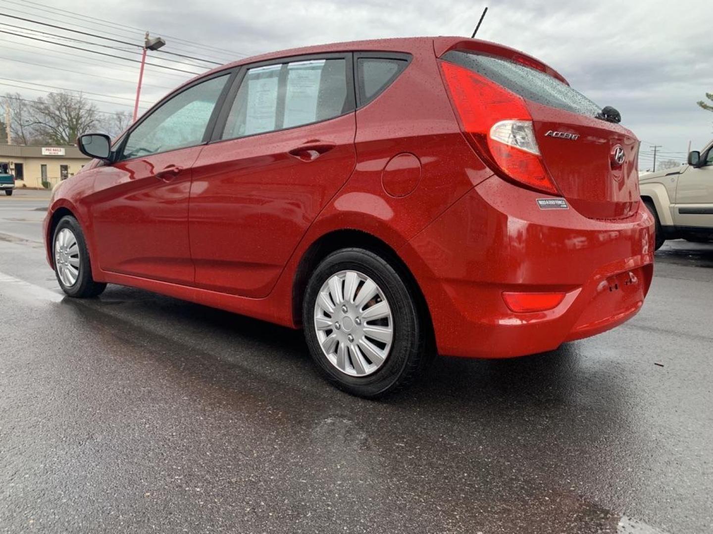 2016 RED HYUNDAI ACCENT SE (KMHCT5AE6GU) with an 1.6L engine, Automatic transmission, located at 2514 Williamson Rd NE, Roanoke, VA, 24012, (540) 265-7770, 37.294636, -79.936249 - Photo#2