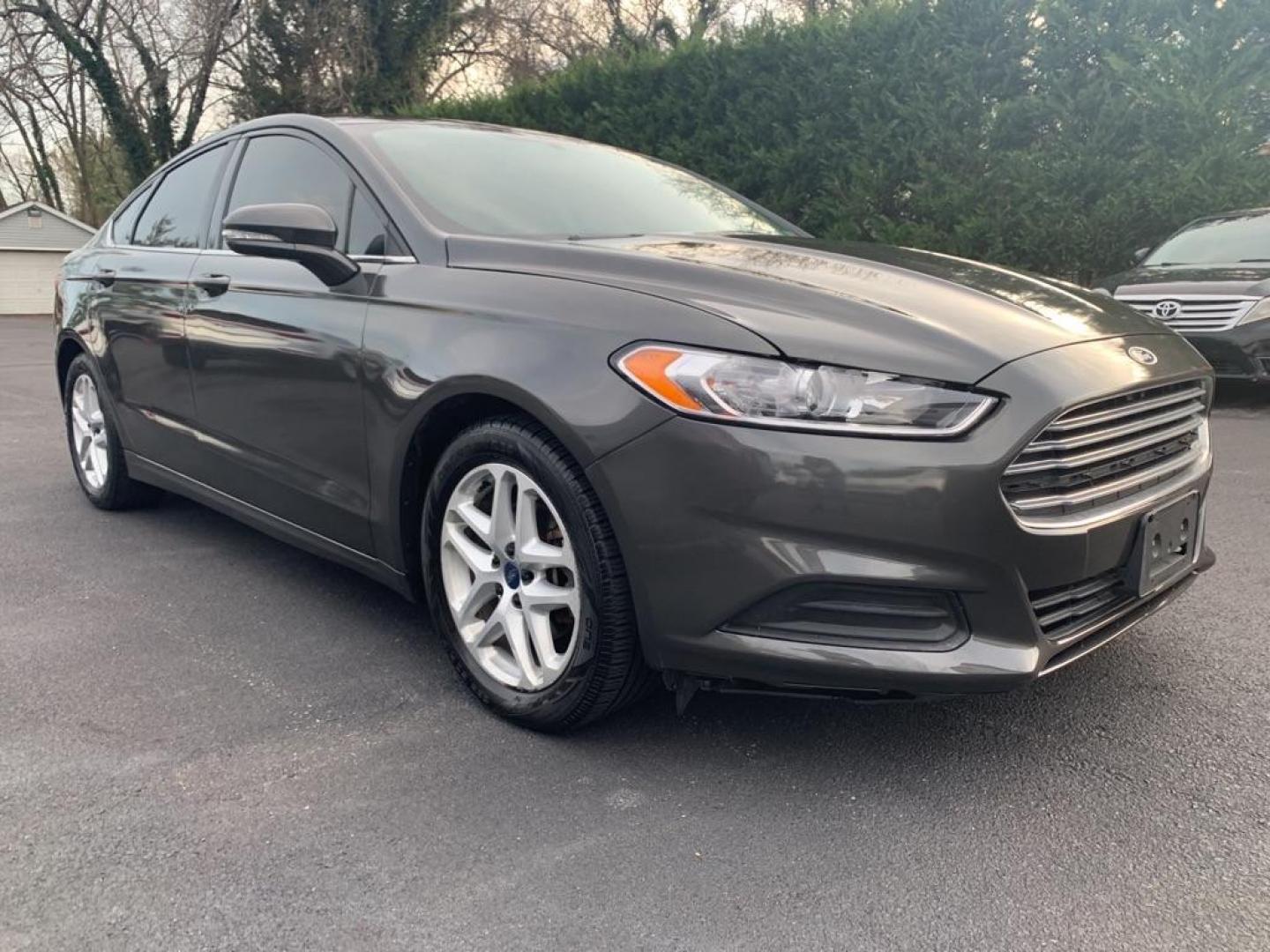 2015 GRAY FORD FUSION SE (1FA6P0H70F5) with an 2.5L engine, Automatic transmission, located at 2514 Williamson Rd NE, Roanoke, VA, 24012, (540) 265-7770, 37.294636, -79.936249 - Photo#0