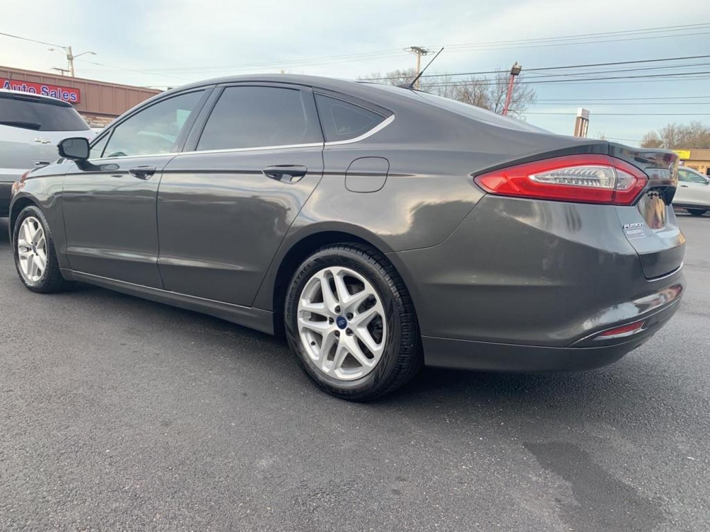 2015 GRAY FORD FUSION SE (1FA6P0H70F5) with an 2.5L engine, Automatic transmission, located at 2514 Williamson Rd NE, Roanoke, VA, 24012, (540) 265-7770, 37.294636, -79.936249 - Photo#1