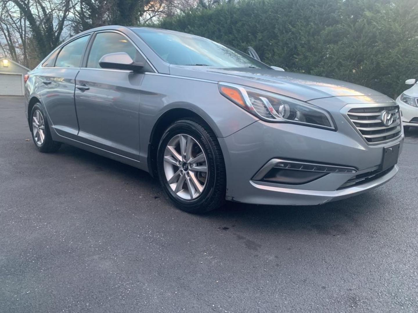 2015 GRAY HYUNDAI SONATA SE (5NPE24AF5FH) with an 2.4L engine, Automatic transmission, located at 2514 Williamson Rd NE, Roanoke, VA, 24012, (540) 265-7770, 37.294636, -79.936249 - Photo#1