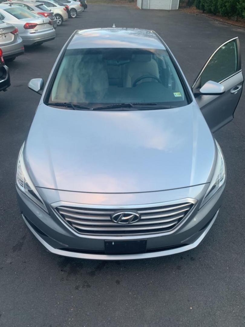 2015 GRAY HYUNDAI SONATA SE (5NPE24AF5FH) with an 2.4L engine, Automatic transmission, located at 2514 Williamson Rd NE, Roanoke, VA, 24012, (540) 265-7770, 37.294636, -79.936249 - Photo#2