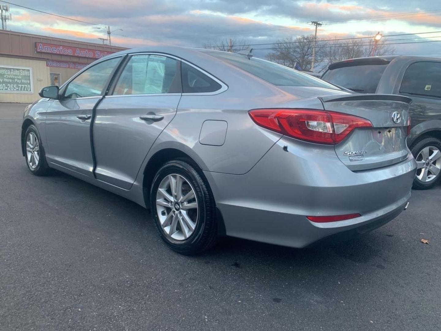 2015 GRAY HYUNDAI SONATA SE (5NPE24AF5FH) with an 2.4L engine, Automatic transmission, located at 2514 Williamson Rd NE, Roanoke, VA, 24012, (540) 265-7770, 37.294636, -79.936249 - Photo#3