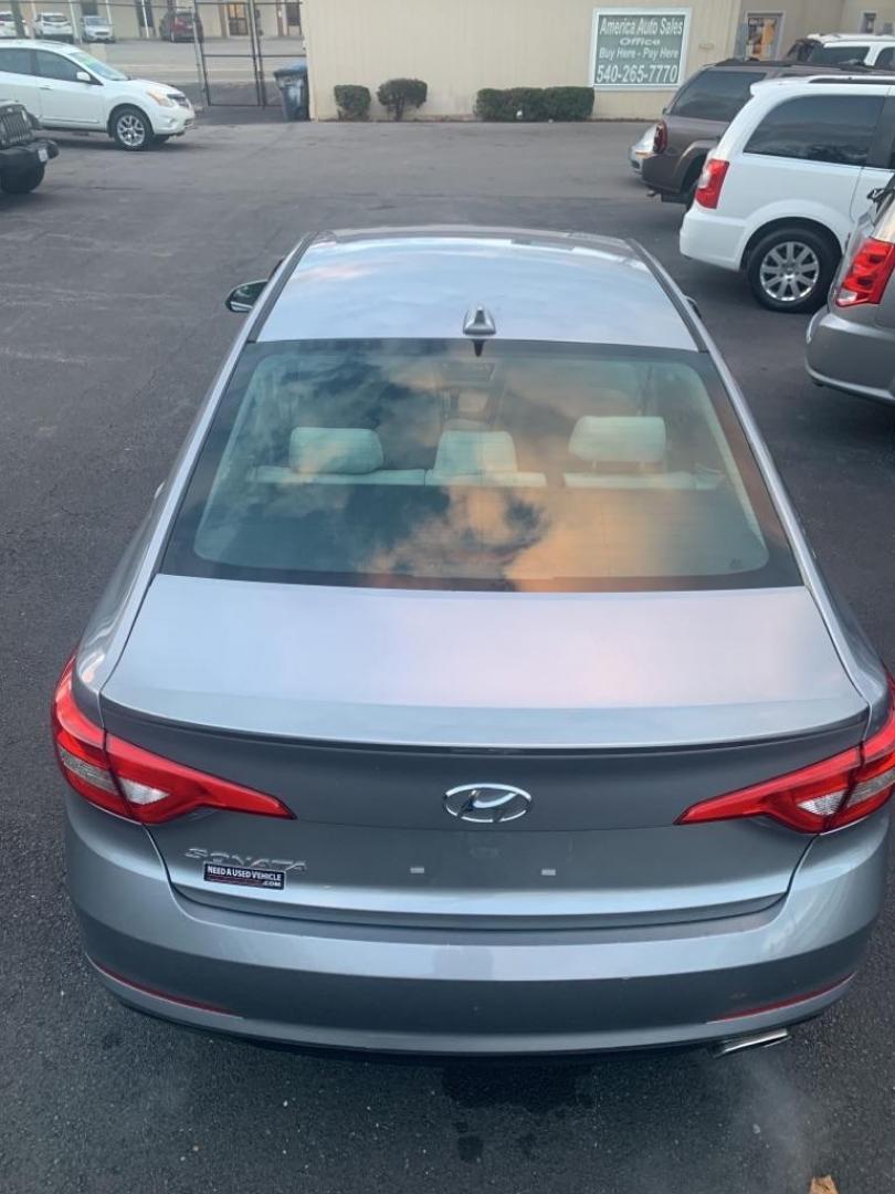 2015 GRAY HYUNDAI SONATA SE (5NPE24AF5FH) with an 2.4L engine, Automatic transmission, located at 2514 Williamson Rd NE, Roanoke, VA, 24012, (540) 265-7770, 37.294636, -79.936249 - Photo#4