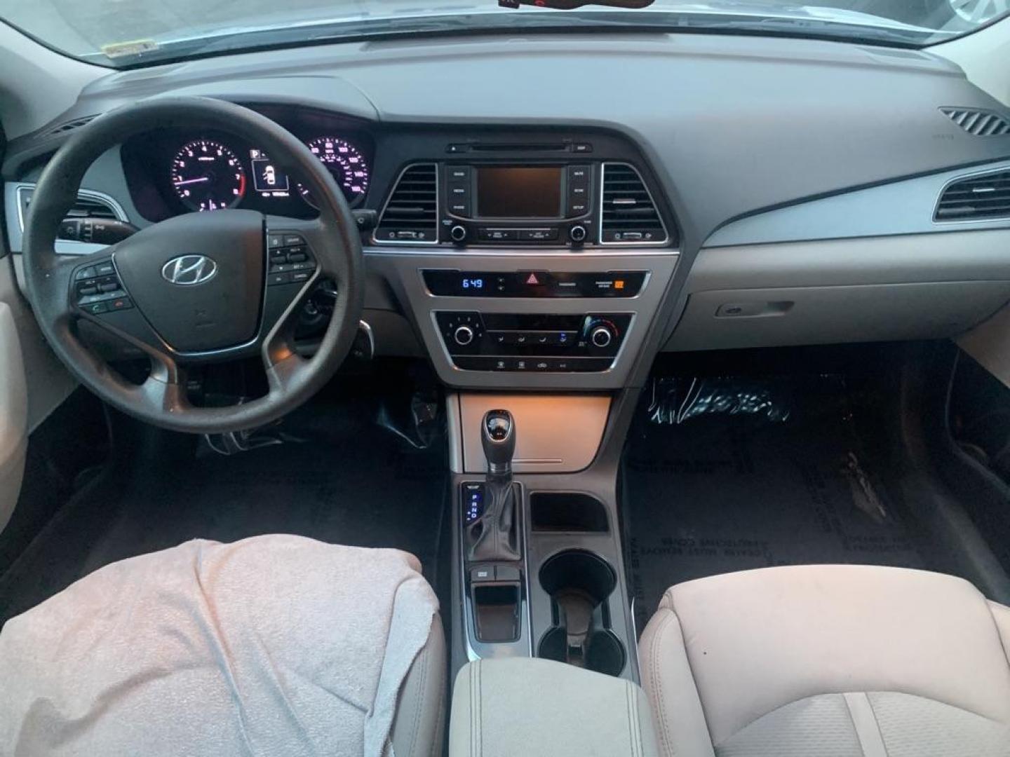 2015 GRAY HYUNDAI SONATA SE (5NPE24AF5FH) with an 2.4L engine, Automatic transmission, located at 2514 Williamson Rd NE, Roanoke, VA, 24012, (540) 265-7770, 37.294636, -79.936249 - Photo#6