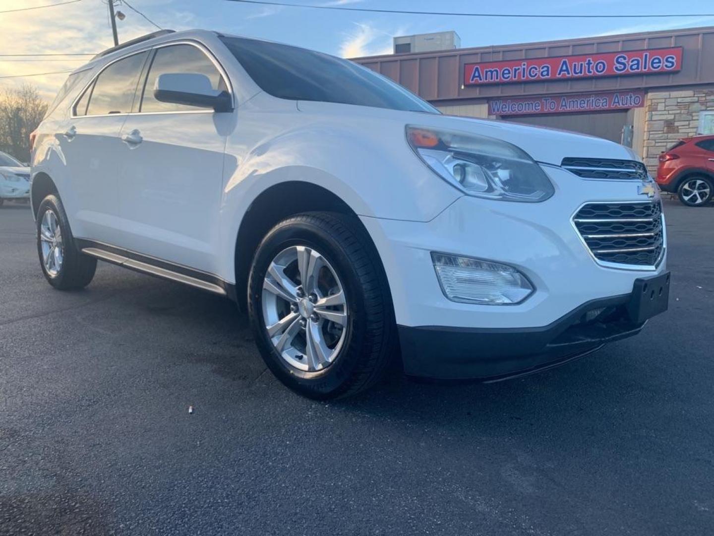 2017 WHITE CHEVROLET EQUINOX LT (2GNALCEK4H6) with an 2.4L engine, Automatic transmission, located at 2514 Williamson Rd NE, Roanoke, VA, 24012, (540) 265-7770, 37.294636, -79.936249 - Photo#1