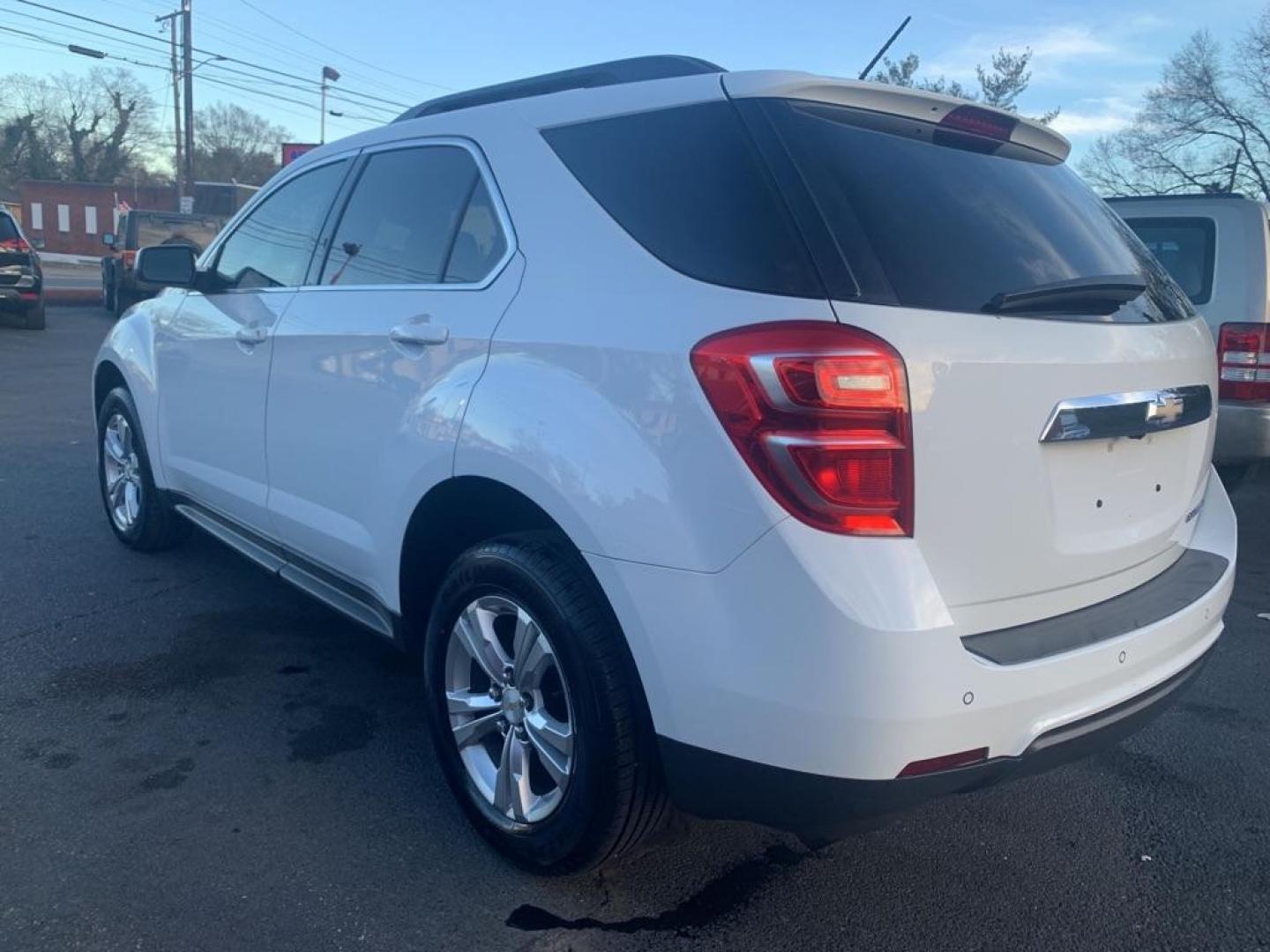 2017 WHITE CHEVROLET EQUINOX LT (2GNALCEK4H6) with an 2.4L engine, Automatic transmission, located at 2514 Williamson Rd NE, Roanoke, VA, 24012, (540) 265-7770, 37.294636, -79.936249 - Photo#3