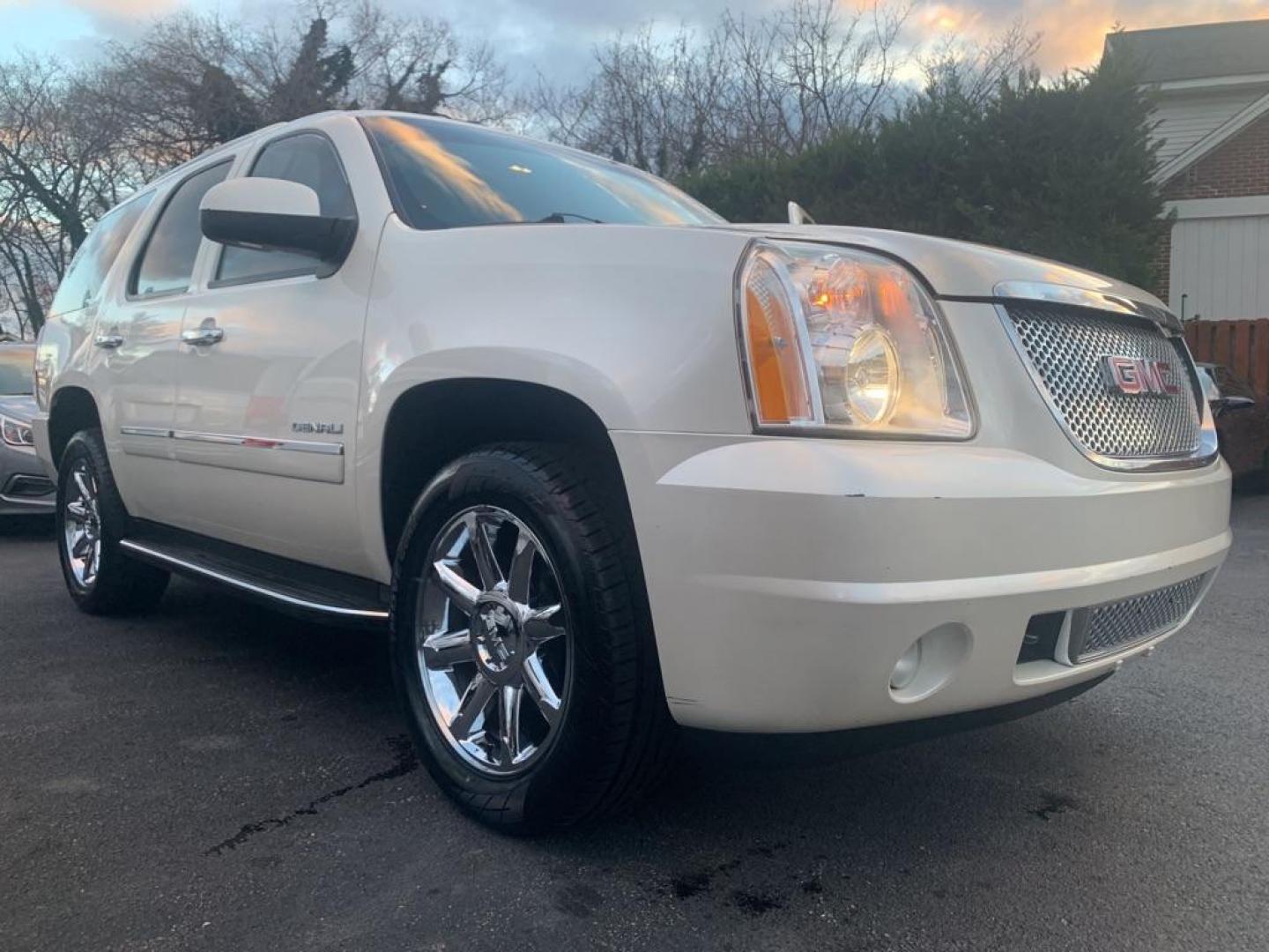 2012 WHITE GMC YUKON DENALI (1GKS2EEF3CR) with an 6.2L engine, Automatic transmission, located at 2514 Williamson Rd NE, Roanoke, VA, 24012, (540) 265-7770, 37.294636, -79.936249 - Photo#1