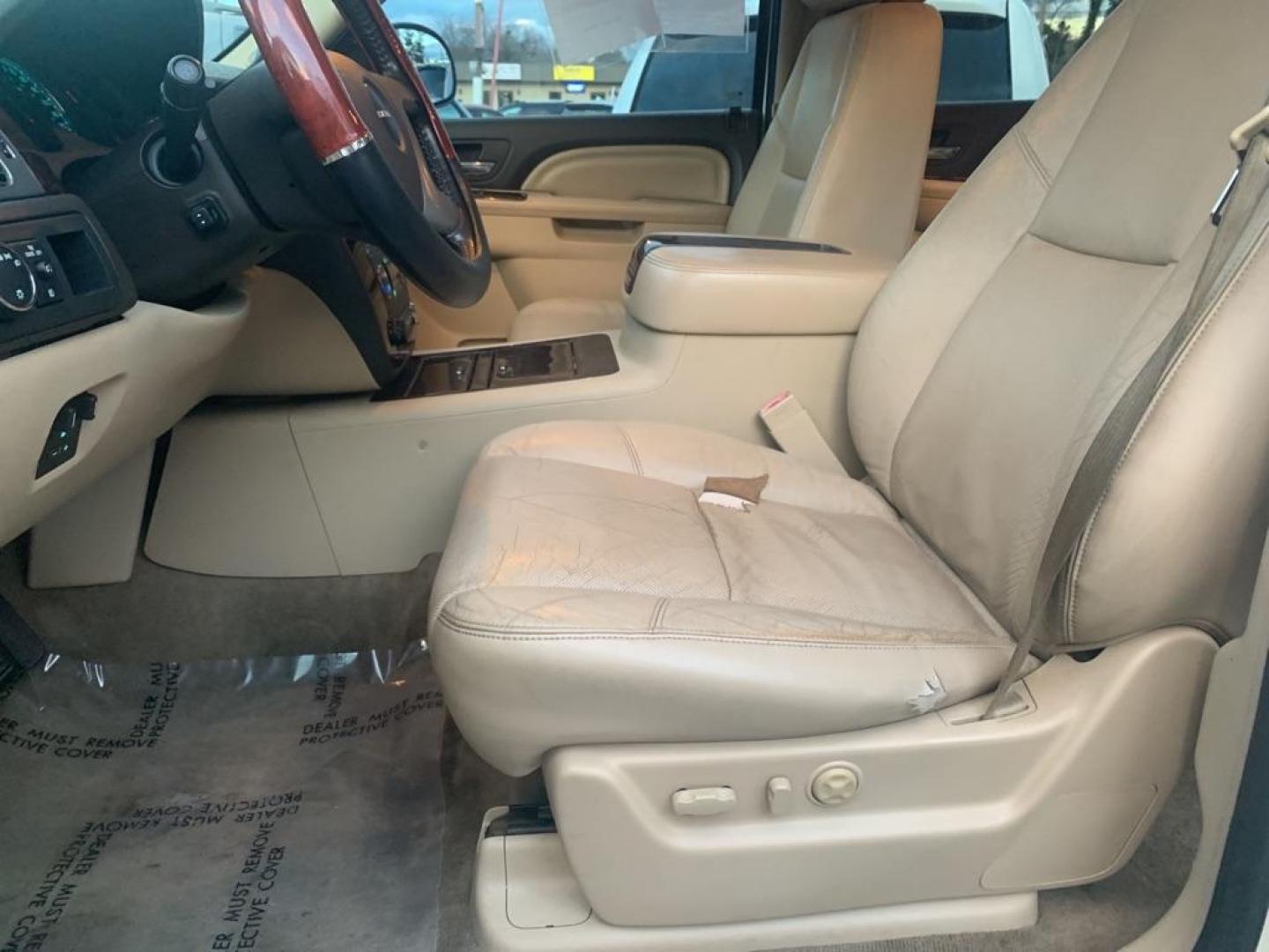 2012 WHITE GMC YUKON DENALI (1GKS2EEF3CR) with an 6.2L engine, Automatic transmission, located at 2514 Williamson Rd NE, Roanoke, VA, 24012, (540) 265-7770, 37.294636, -79.936249 - Photo#10