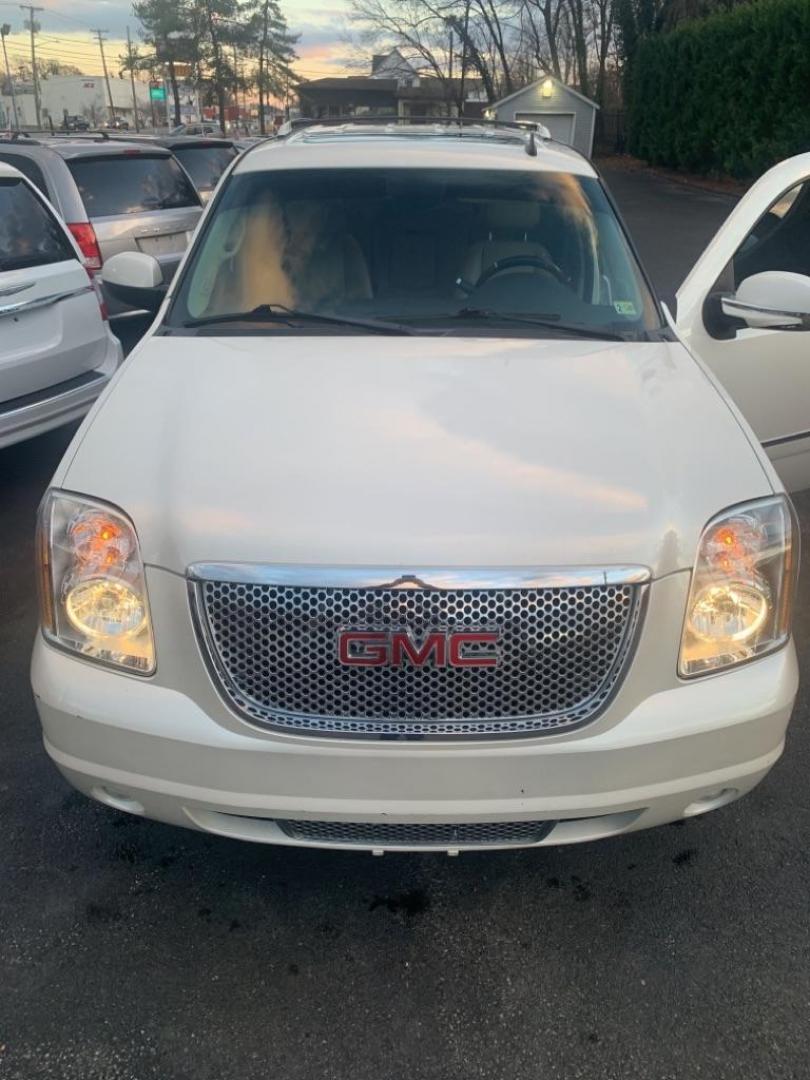 2012 WHITE GMC YUKON DENALI (1GKS2EEF3CR) with an 6.2L engine, Automatic transmission, located at 2514 Williamson Rd NE, Roanoke, VA, 24012, (540) 265-7770, 37.294636, -79.936249 - Photo#2