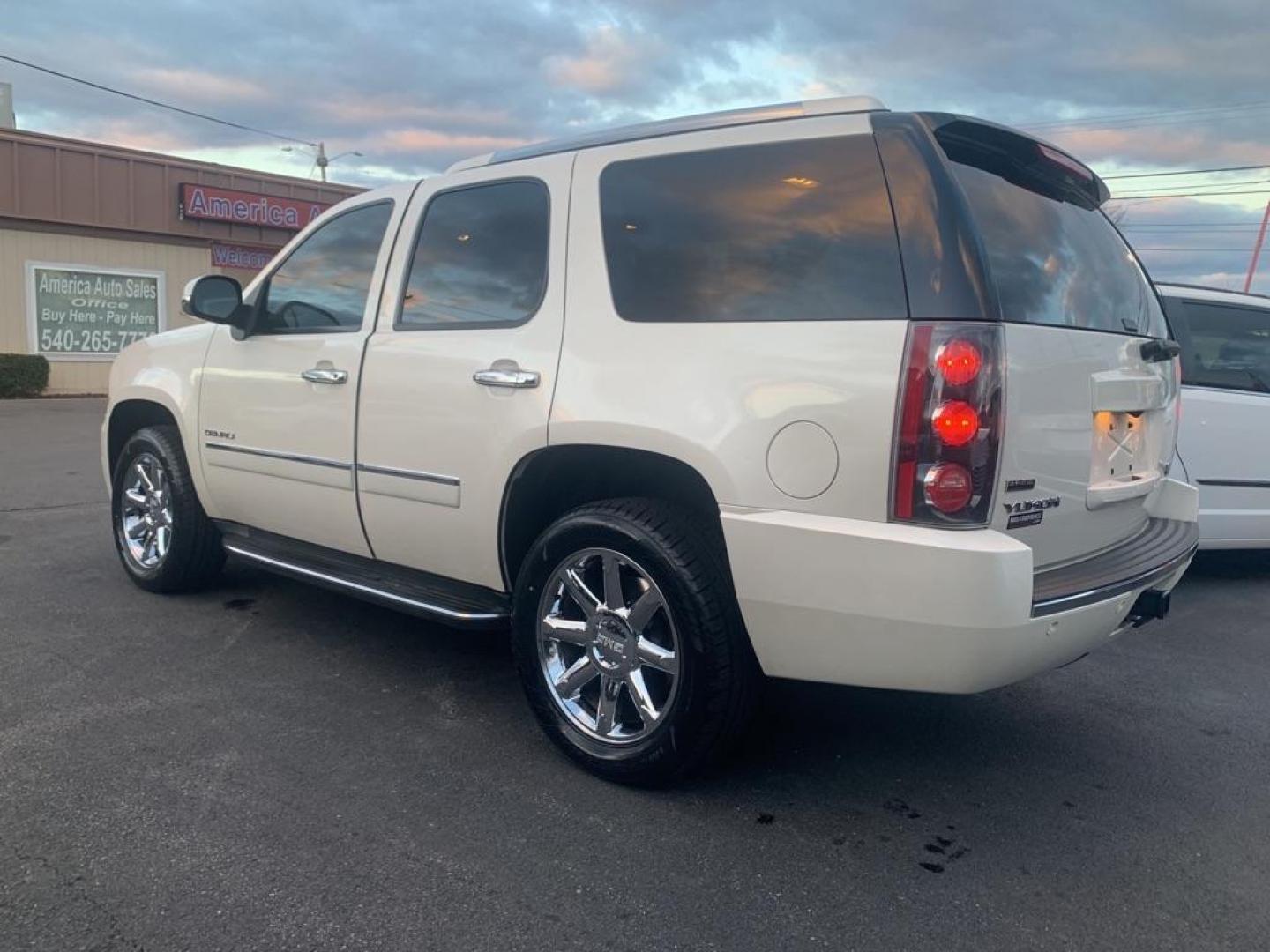 2012 WHITE GMC YUKON DENALI (1GKS2EEF3CR) with an 6.2L engine, Automatic transmission, located at 2514 Williamson Rd NE, Roanoke, VA, 24012, (540) 265-7770, 37.294636, -79.936249 - Photo#3