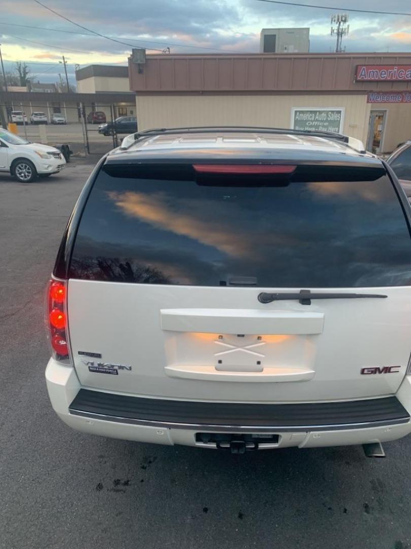 2012 WHITE GMC YUKON DENALI (1GKS2EEF3CR) with an 6.2L engine, Automatic transmission, located at 2514 Williamson Rd NE, Roanoke, VA, 24012, (540) 265-7770, 37.294636, -79.936249 - Photo#4