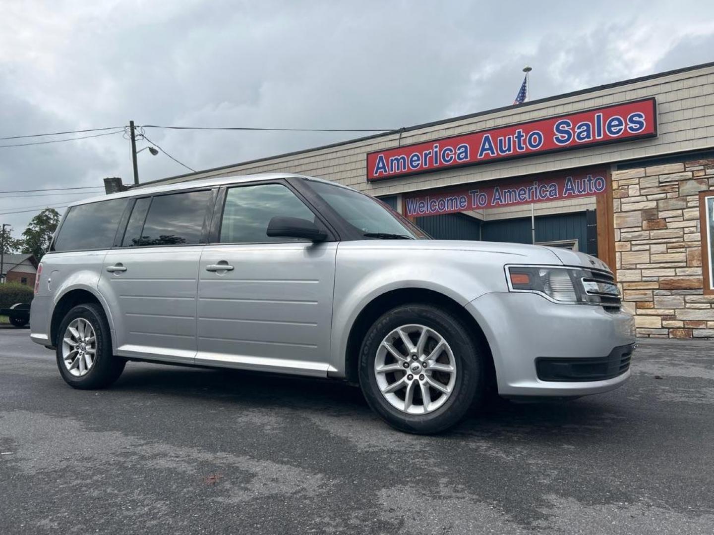 2013 SILVER FORD FLEX SE (2FMGK5B80DB) with an 3.5L engine, Automatic transmission, located at 2514 Williamson Rd NE, Roanoke, VA, 24012, (540) 265-7770, 37.294636, -79.936249 - Photo#0