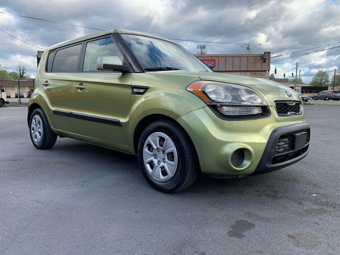 2013 GREEN KIA SOUL (KNDJT2A52D7) with an 1.6L engine, Automatic transmission, located at 2514 Williamson Rd NE, Roanoke, VA, 24012, (540) 265-7770, 37.294636, -79.936249 - Photo#0