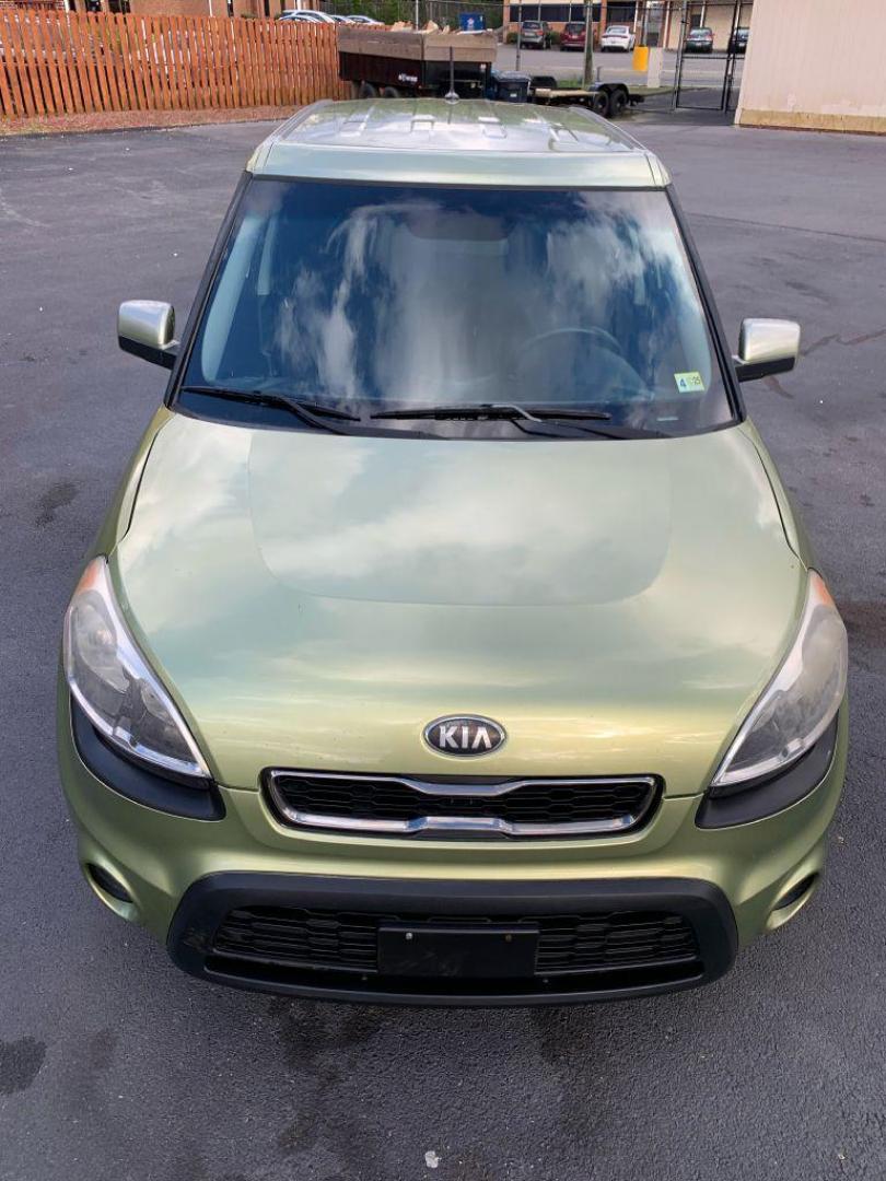 2013 GREEN KIA SOUL (KNDJT2A52D7) with an 1.6L engine, Automatic transmission, located at 2514 Williamson Rd NE, Roanoke, VA, 24012, (540) 265-7770, 37.294636, -79.936249 - Photo#9