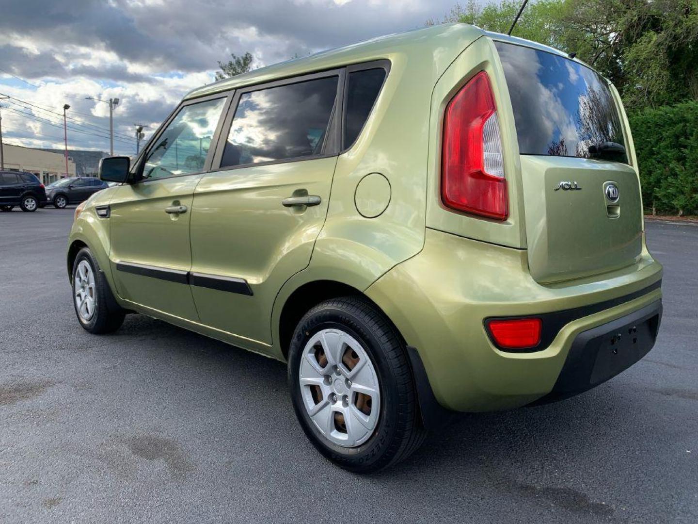 2013 GREEN KIA SOUL (KNDJT2A52D7) with an 1.6L engine, Automatic transmission, located at 2514 Williamson Rd NE, Roanoke, VA, 24012, (540) 265-7770, 37.294636, -79.936249 - Photo#1