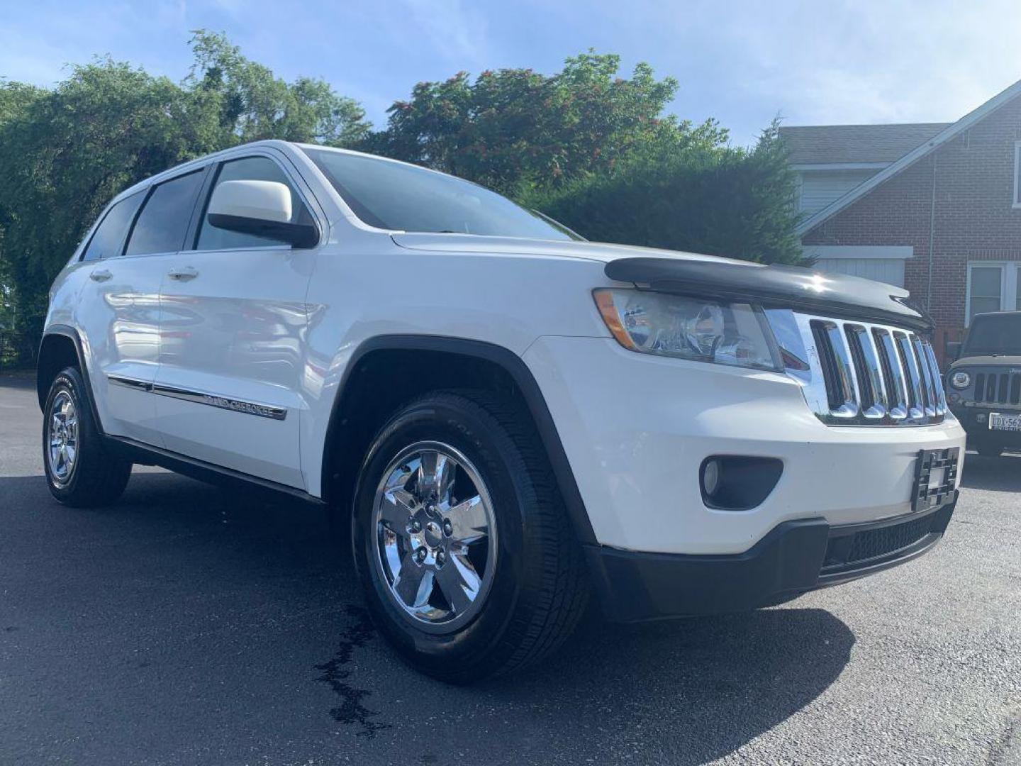 2011 WHITE JEEP GRAND CHEROKEE LAREDO (1J4RR4GG4BC) with an 3.6L engine, Automatic transmission, located at 2514 Williamson Rd NE, Roanoke, VA, 24012, (540) 265-7770, 37.294636, -79.936249 - Photo#0