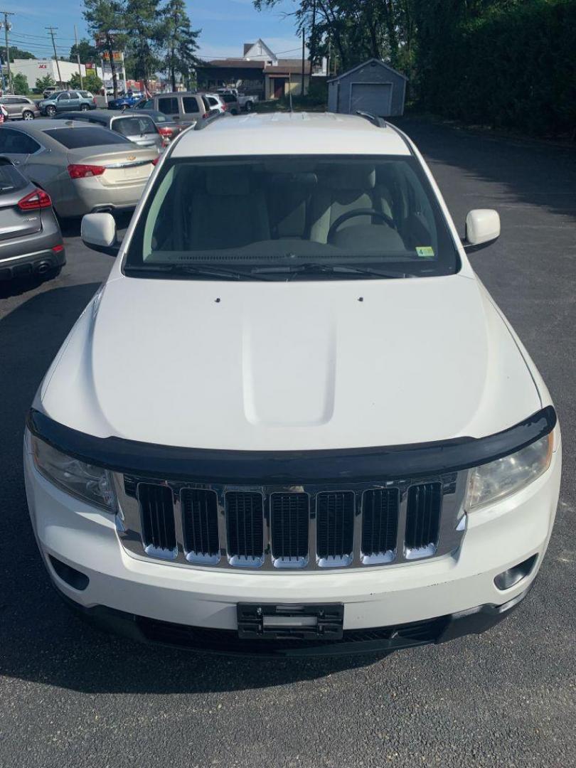 2011 WHITE JEEP GRAND CHEROKEE LAREDO (1J4RR4GG4BC) with an 3.6L engine, Automatic transmission, located at 2514 Williamson Rd NE, Roanoke, VA, 24012, (540) 265-7770, 37.294636, -79.936249 - Photo#9