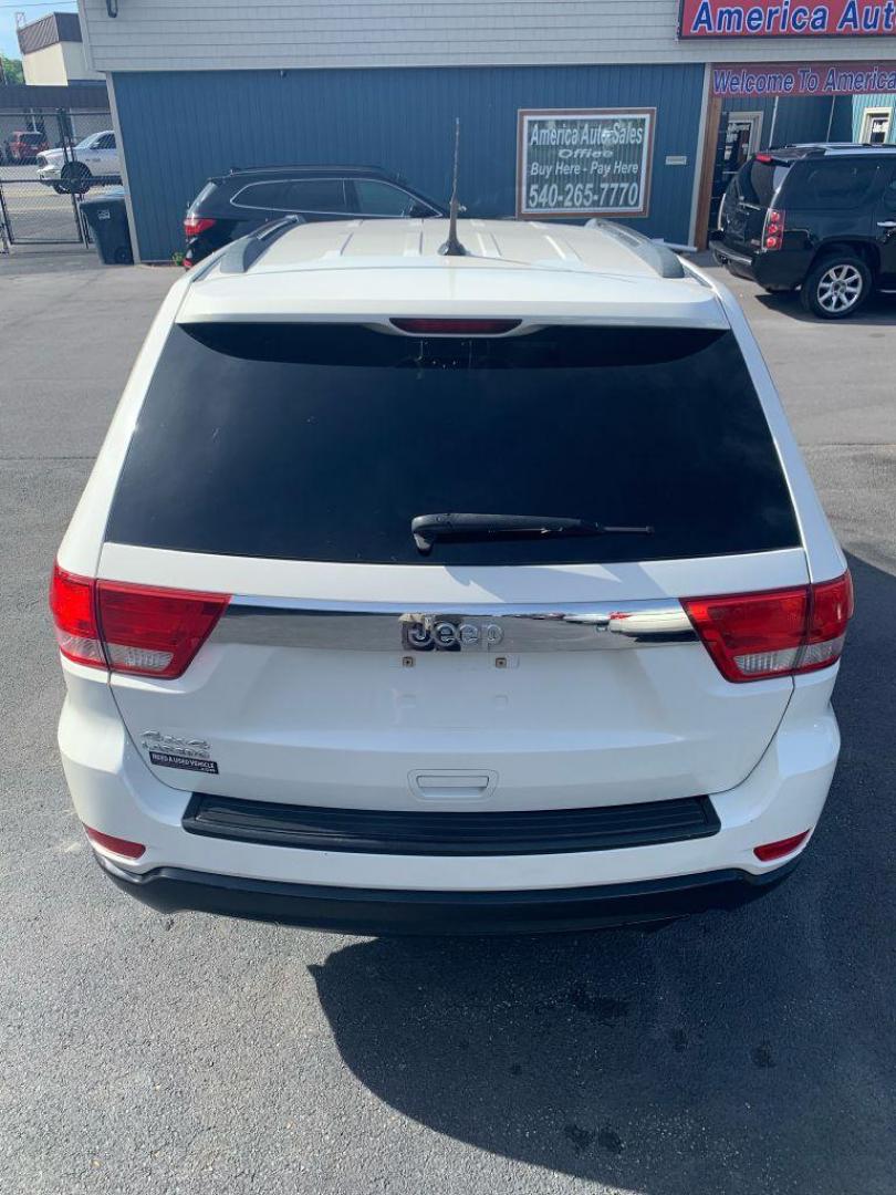 2011 WHITE JEEP GRAND CHEROKEE LAREDO (1J4RR4GG4BC) with an 3.6L engine, Automatic transmission, located at 2514 Williamson Rd NE, Roanoke, VA, 24012, (540) 265-7770, 37.294636, -79.936249 - Photo#10