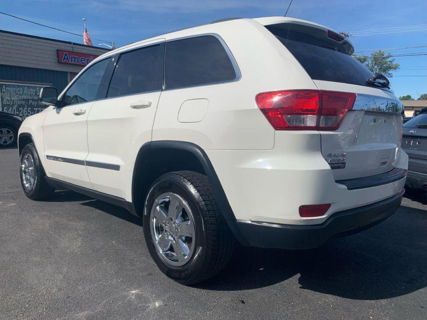 2011 WHITE JEEP GRAND CHEROKEE LAREDO (1J4RR4GG4BC) with an 3.6L engine, Automatic transmission, located at 2514 Williamson Rd NE, Roanoke, VA, 24012, (540) 265-7770, 37.294636, -79.936249 - Photo#1